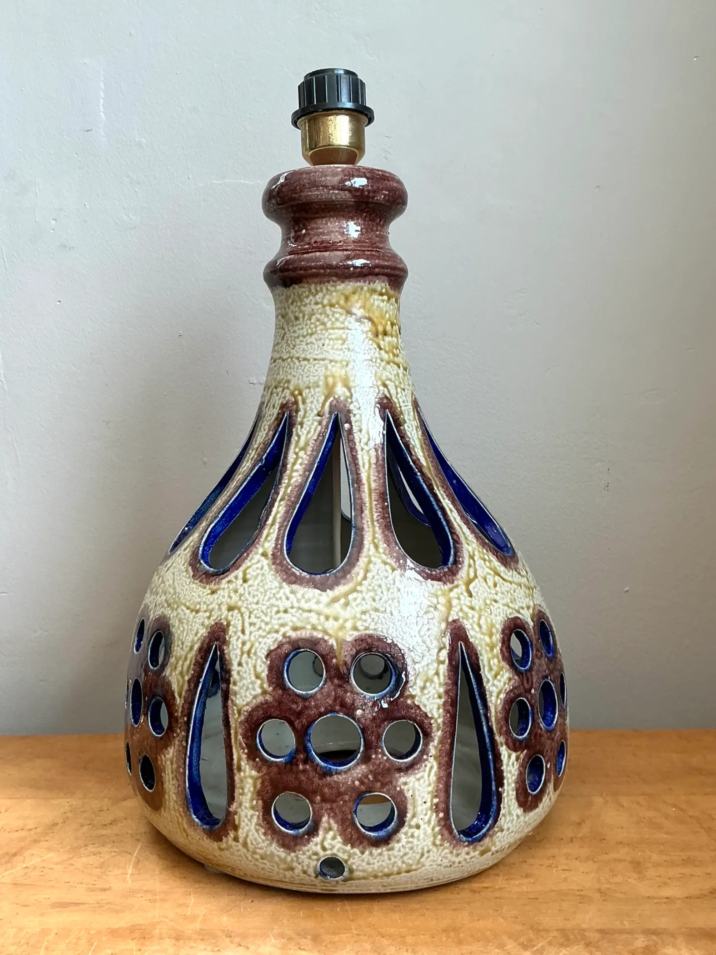 Vintage MCM Pierced Ceramic Table Lamp — additional photo 8