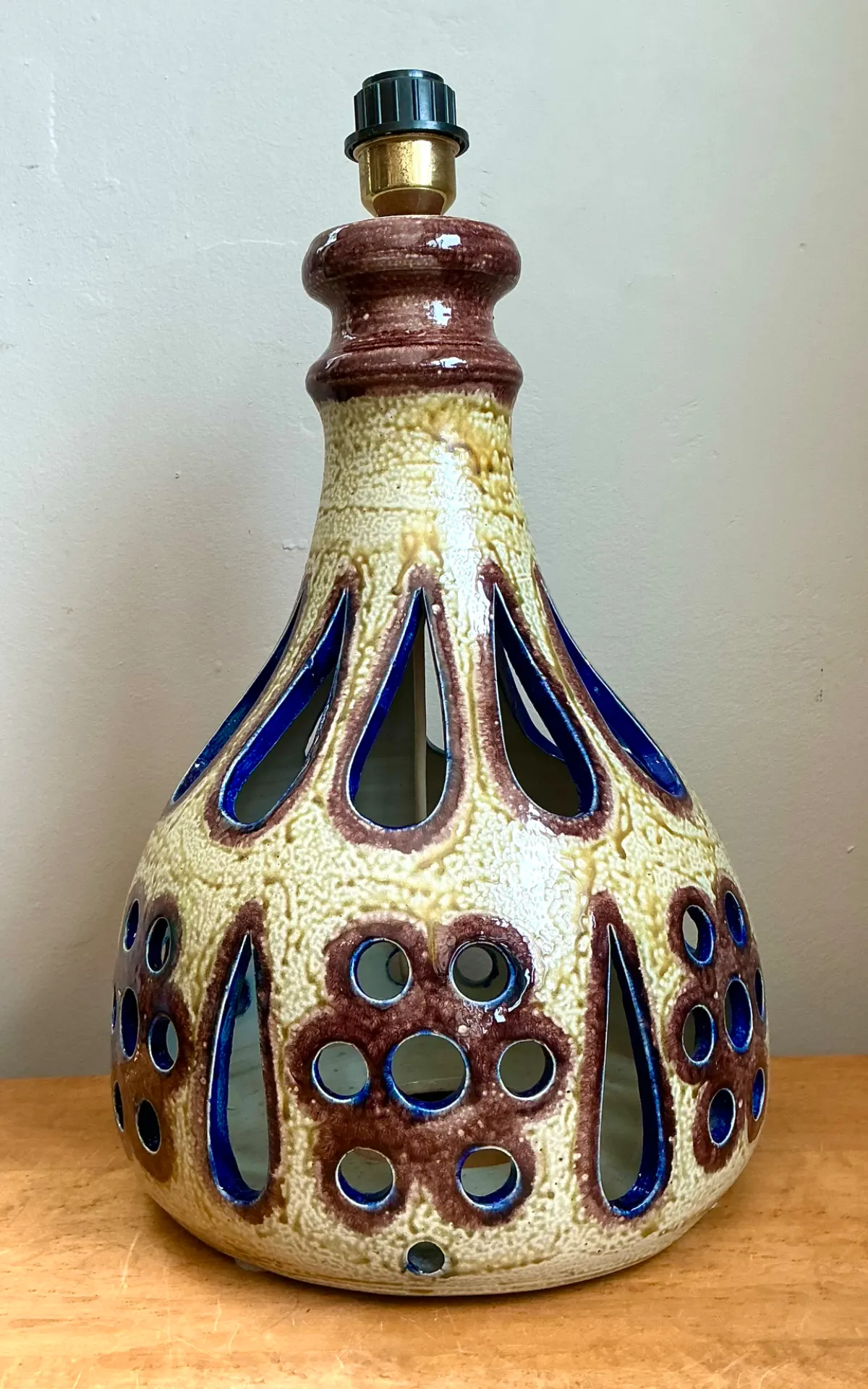 Vintage MCM Pierced Ceramic Table Lamp — additional photo 4