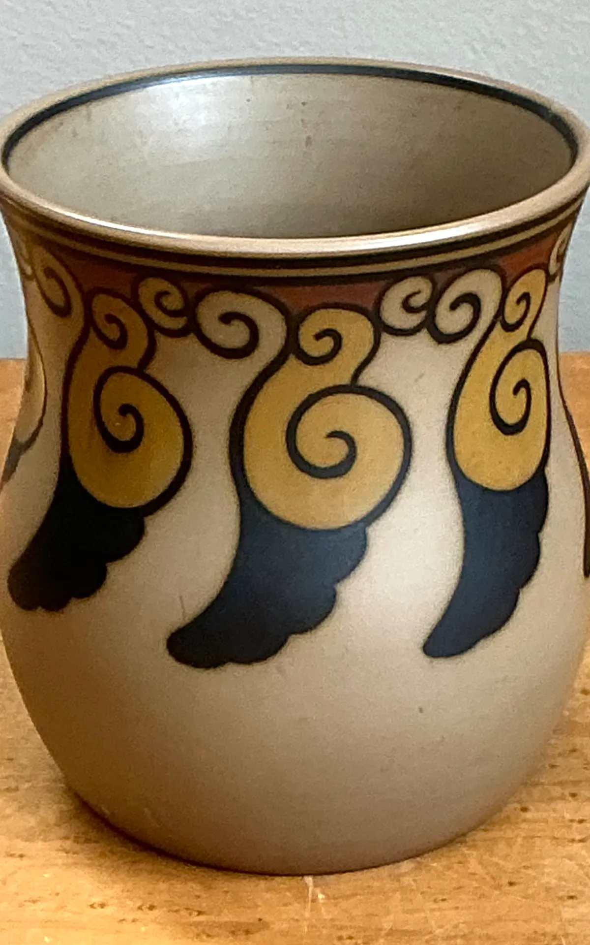 Vintage Swirl Motif Ceramic Vase — additional photo 3