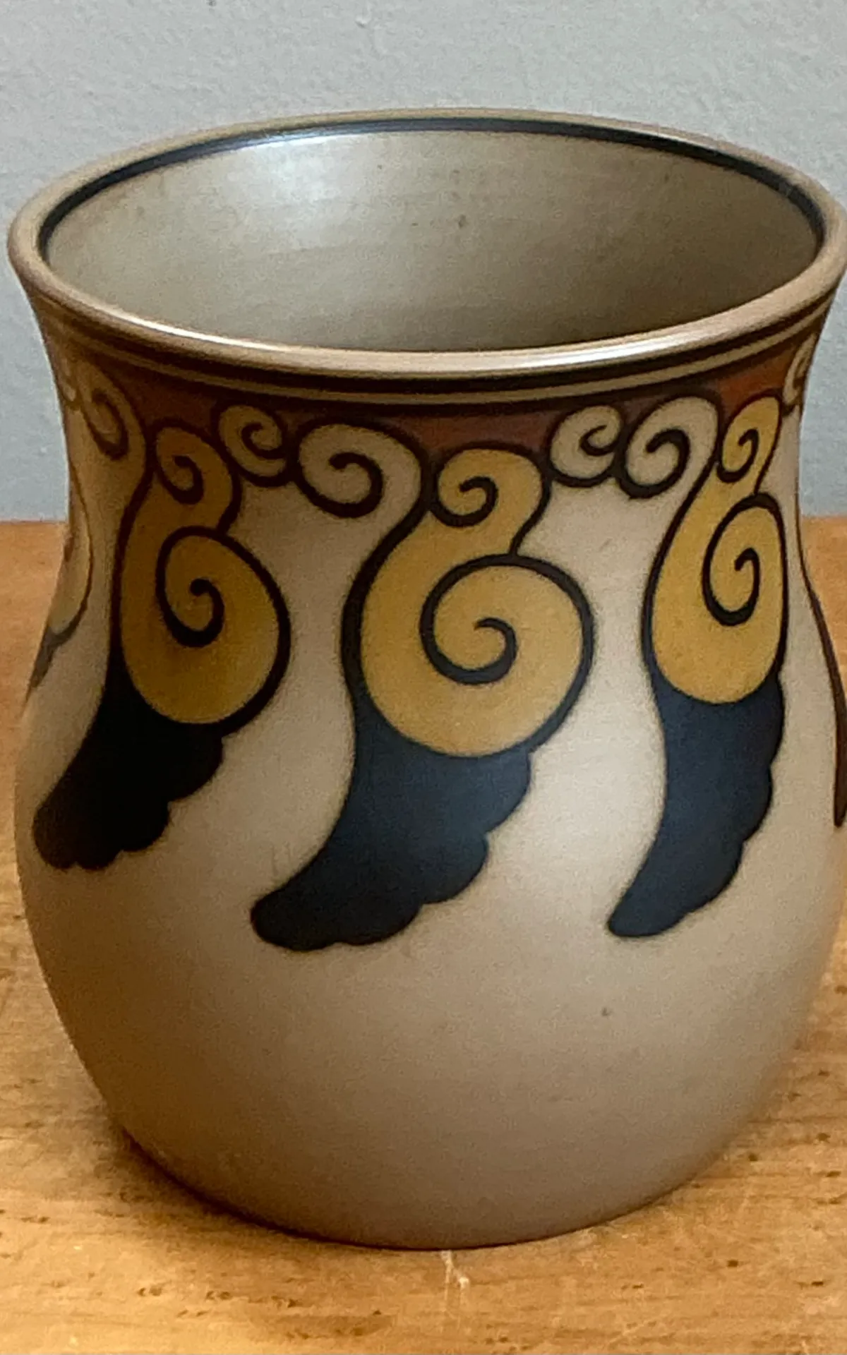 Vintage Swirl Motif Ceramic Vase — additional photo 4