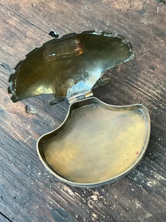 Vintage Metal Clamshell Trinket Box — additional photo 6