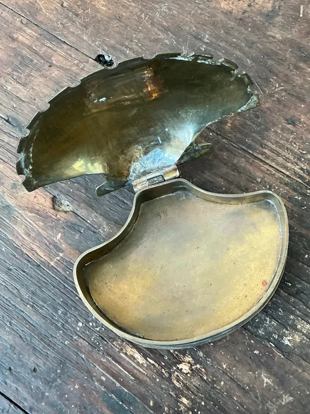 Vintage Metal Clamshell Trinket Box — additional photo 8