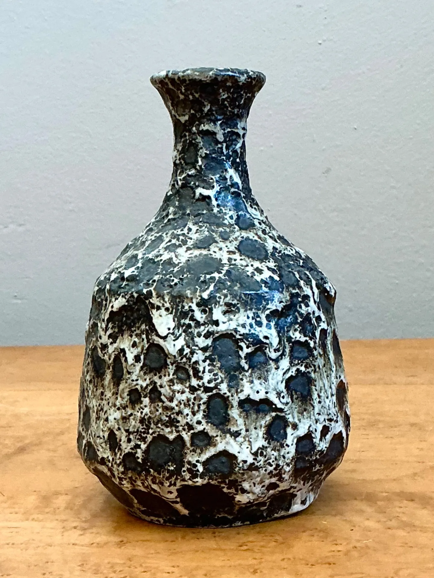 Vintage Black and White Textured Ceramic Vase — additional photo 4