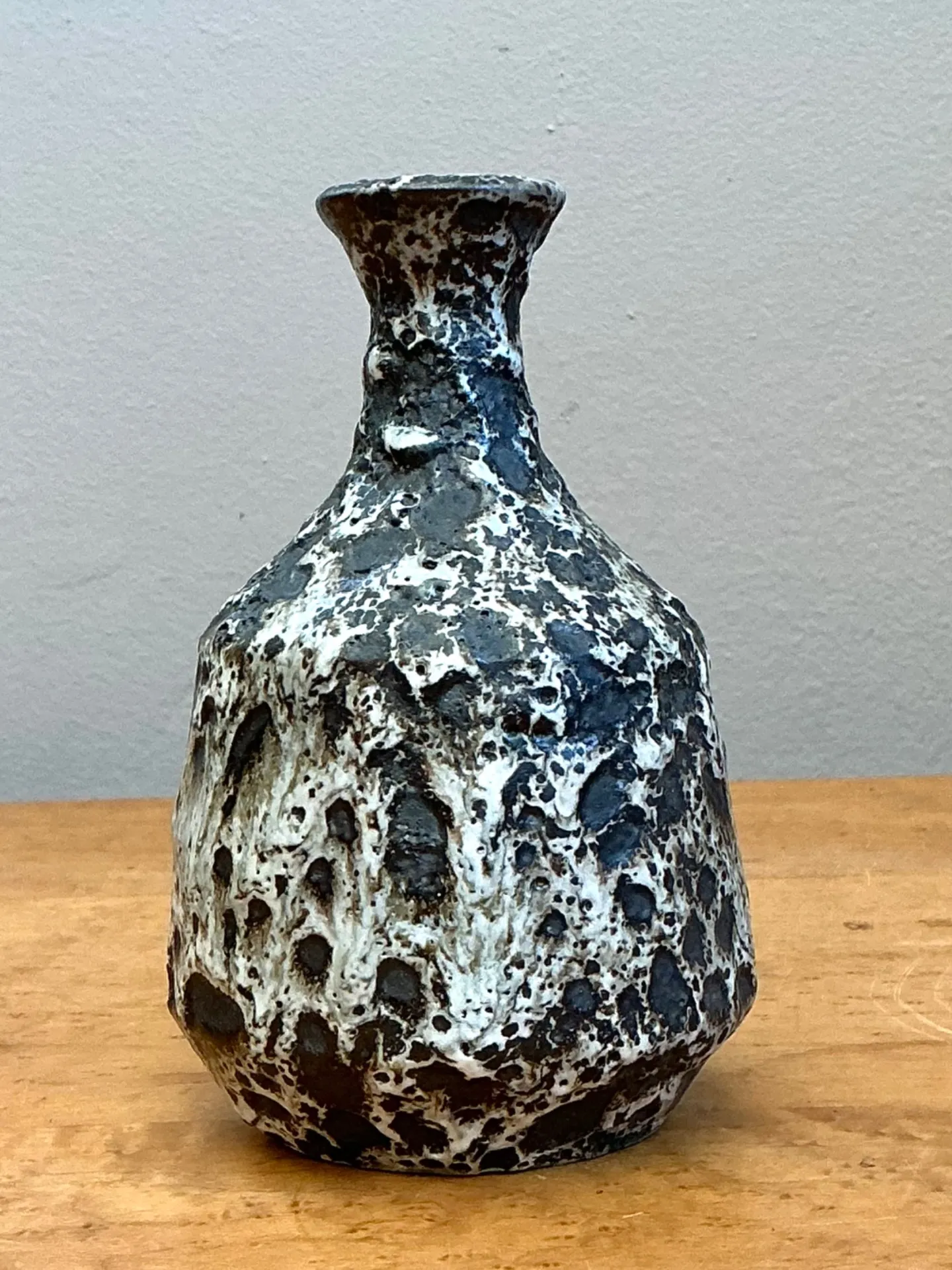 Vintage Black and White Textured Ceramic Vase — additional photo 2
