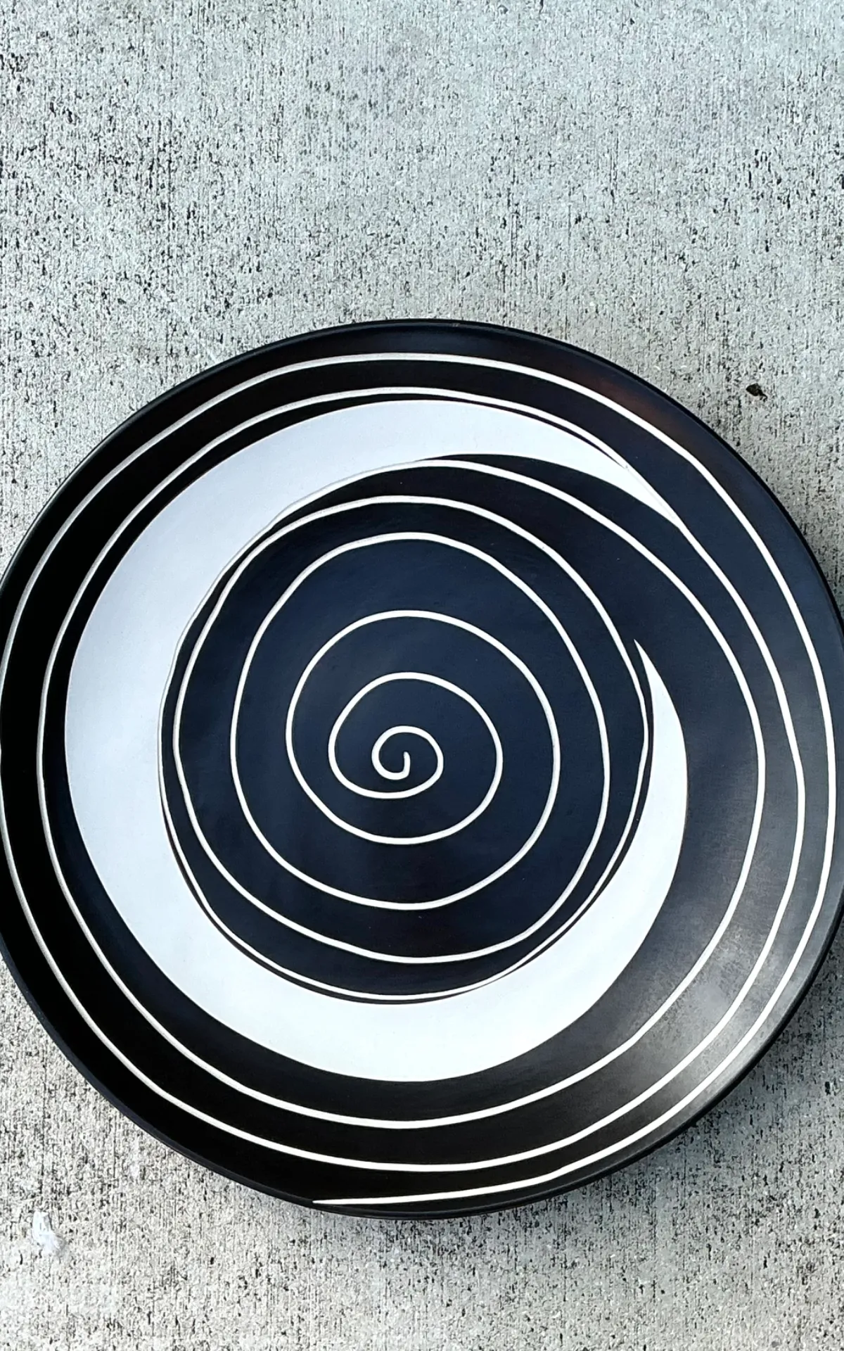 Vintage Monumental Black and White Spiral Ceramic Plate — additional photo 7