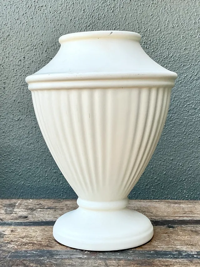 Vintage Haeger Ivory Fluted Vase — additional photo 7