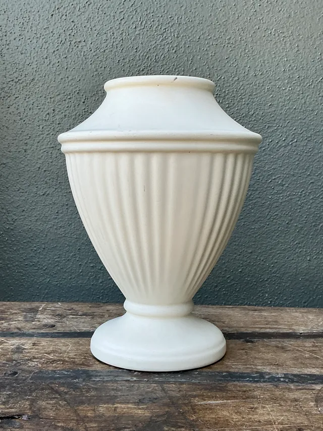 Vintage Haeger Ivory Fluted Vase — additional photo 6