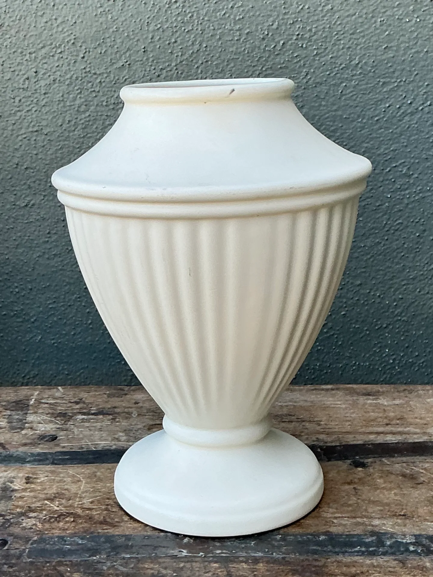Vintage Haeger Ivory Fluted Vase — additional photo 5