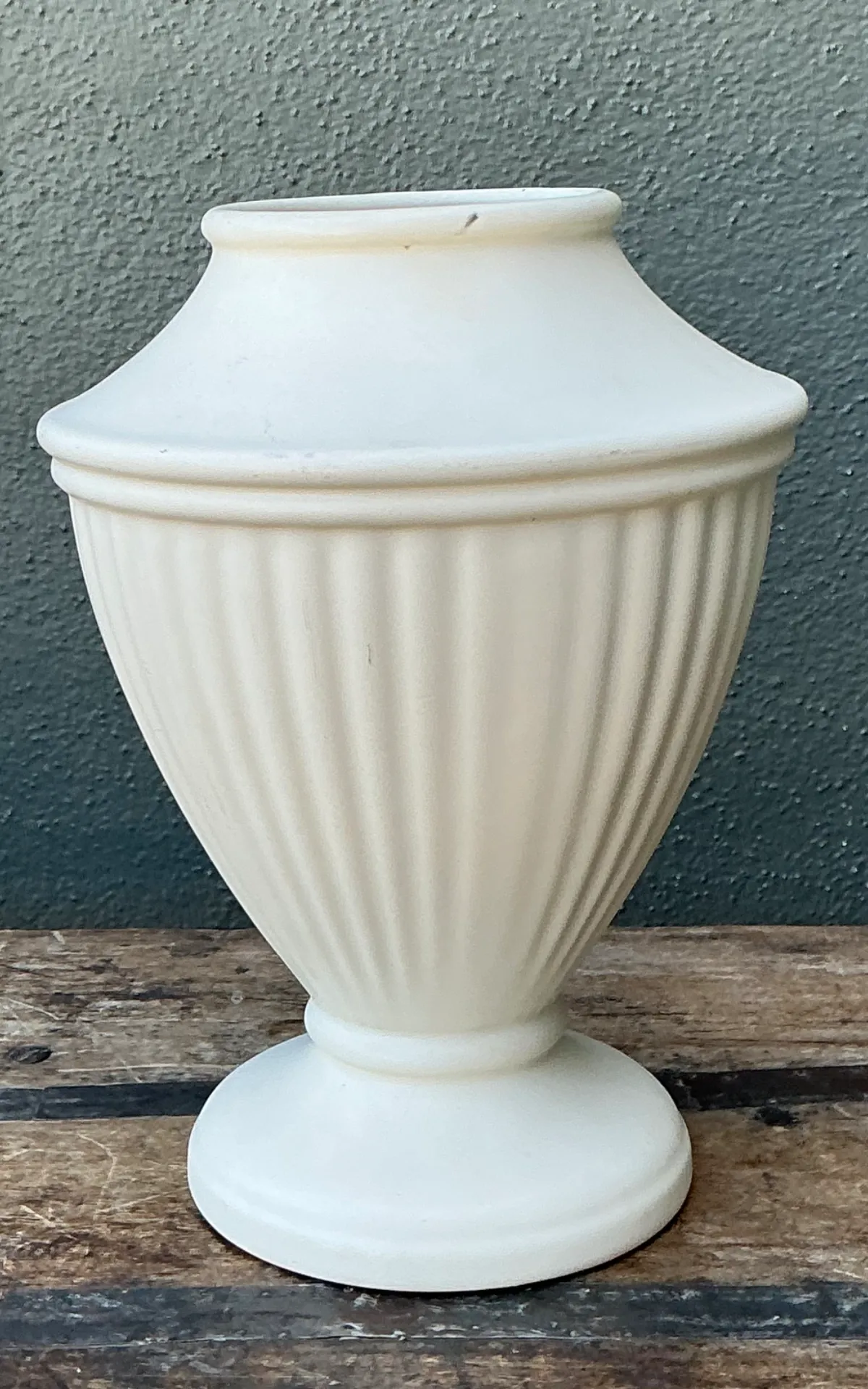 Vintage Haeger Ivory Fluted Vase — additional photo 5
