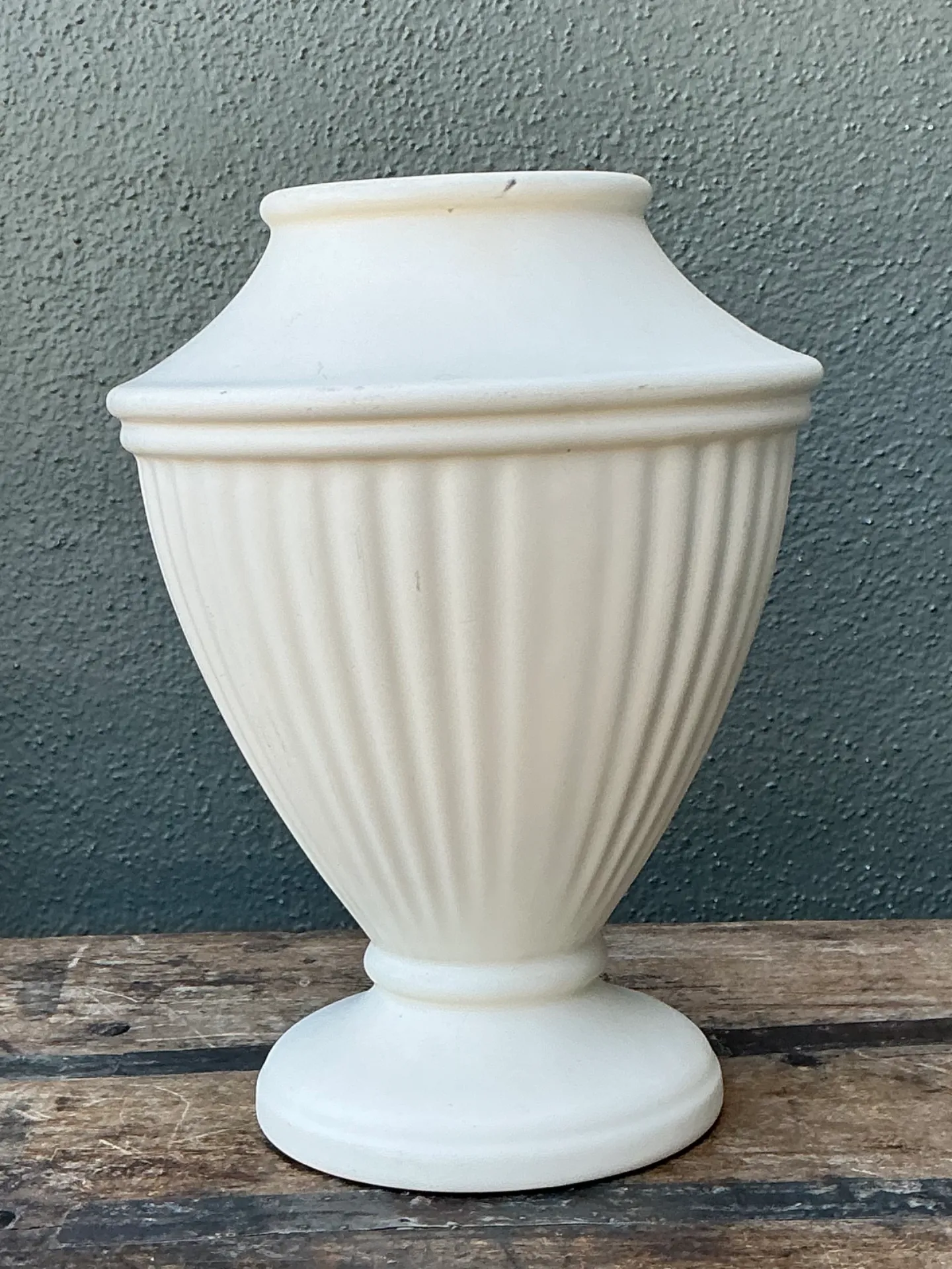 Vintage Haeger Ivory Fluted Vase — additional photo 4