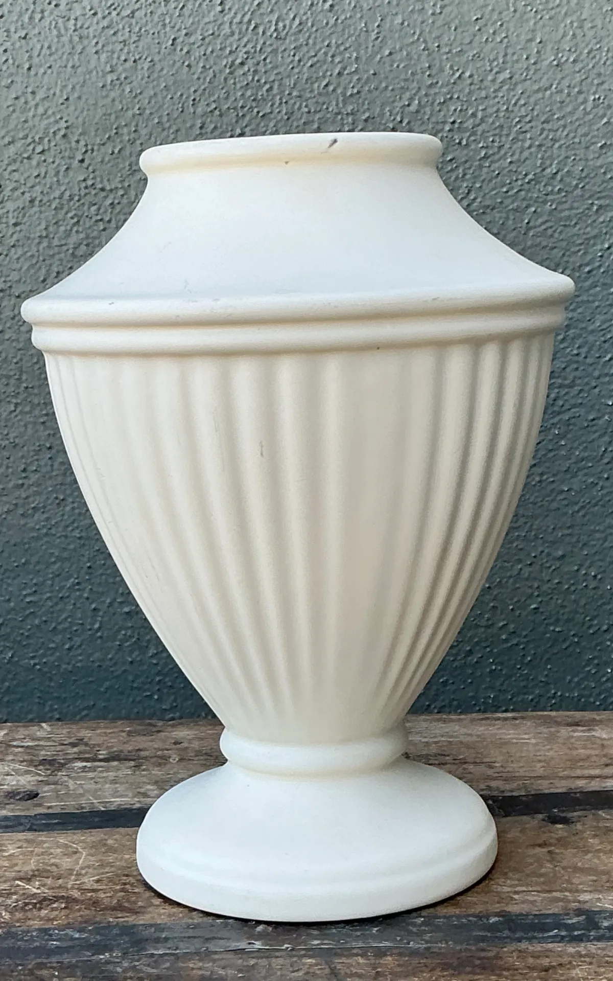 Vintage Haeger Ivory Fluted Vase — additional photo 4