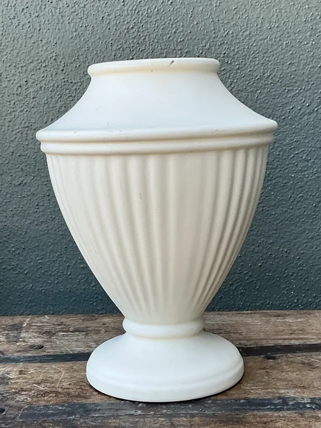 Vintage Haeger Ivory Fluted Vase — additional photo 4