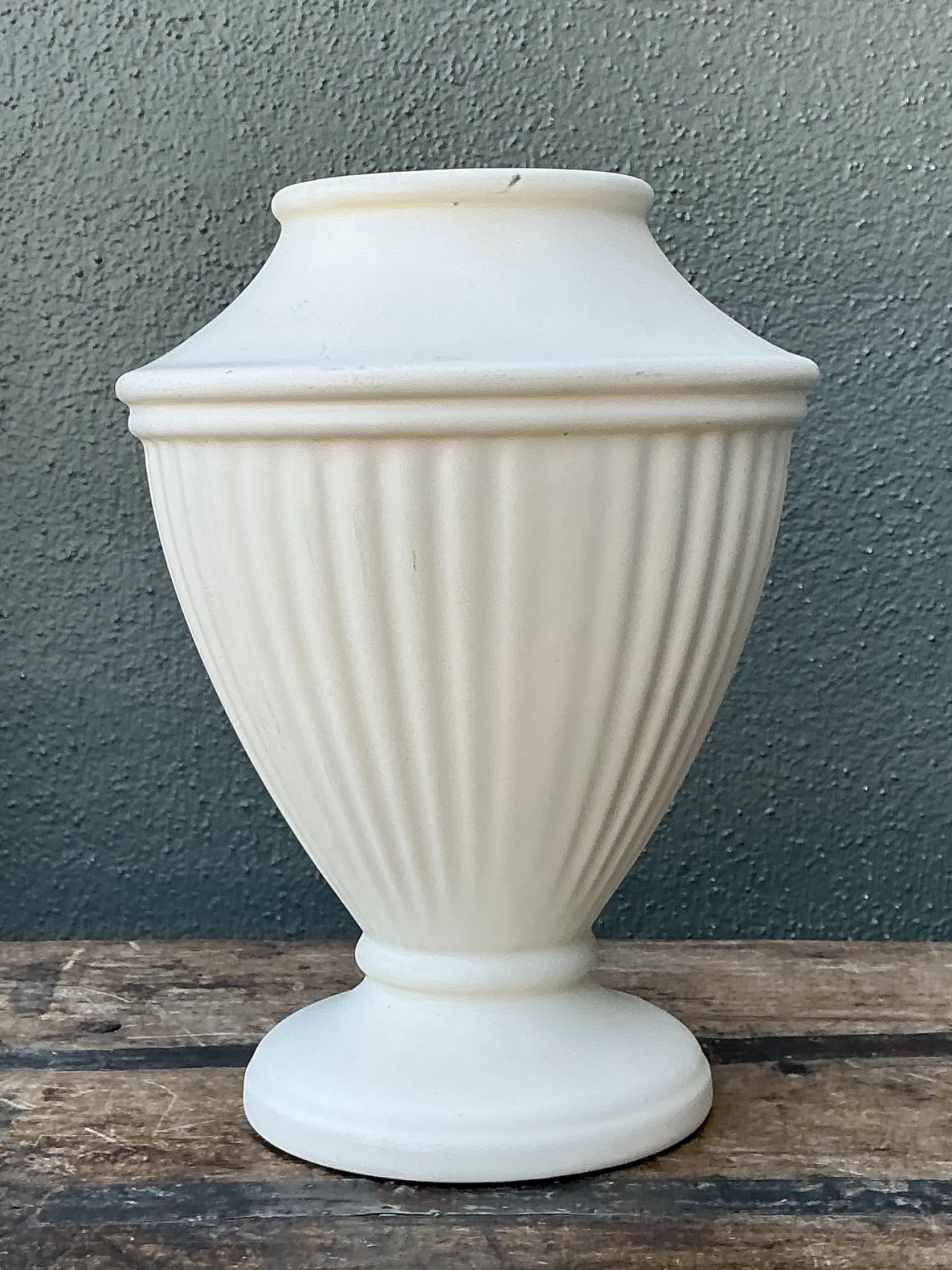 Vintage Haeger Ivory Fluted Vase — additional photo 1