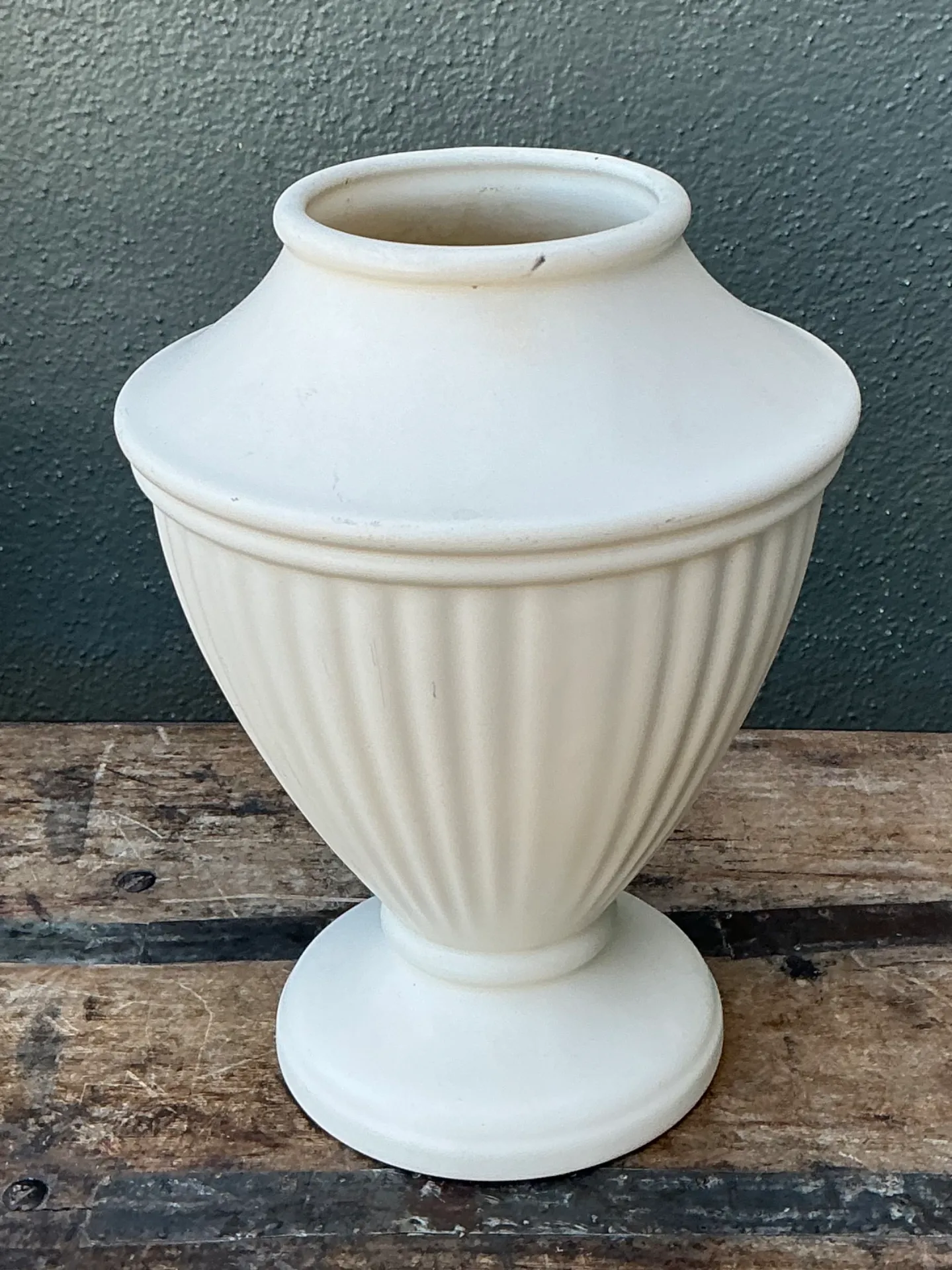 Vintage Haeger Ivory Fluted Vase — additional photo 3