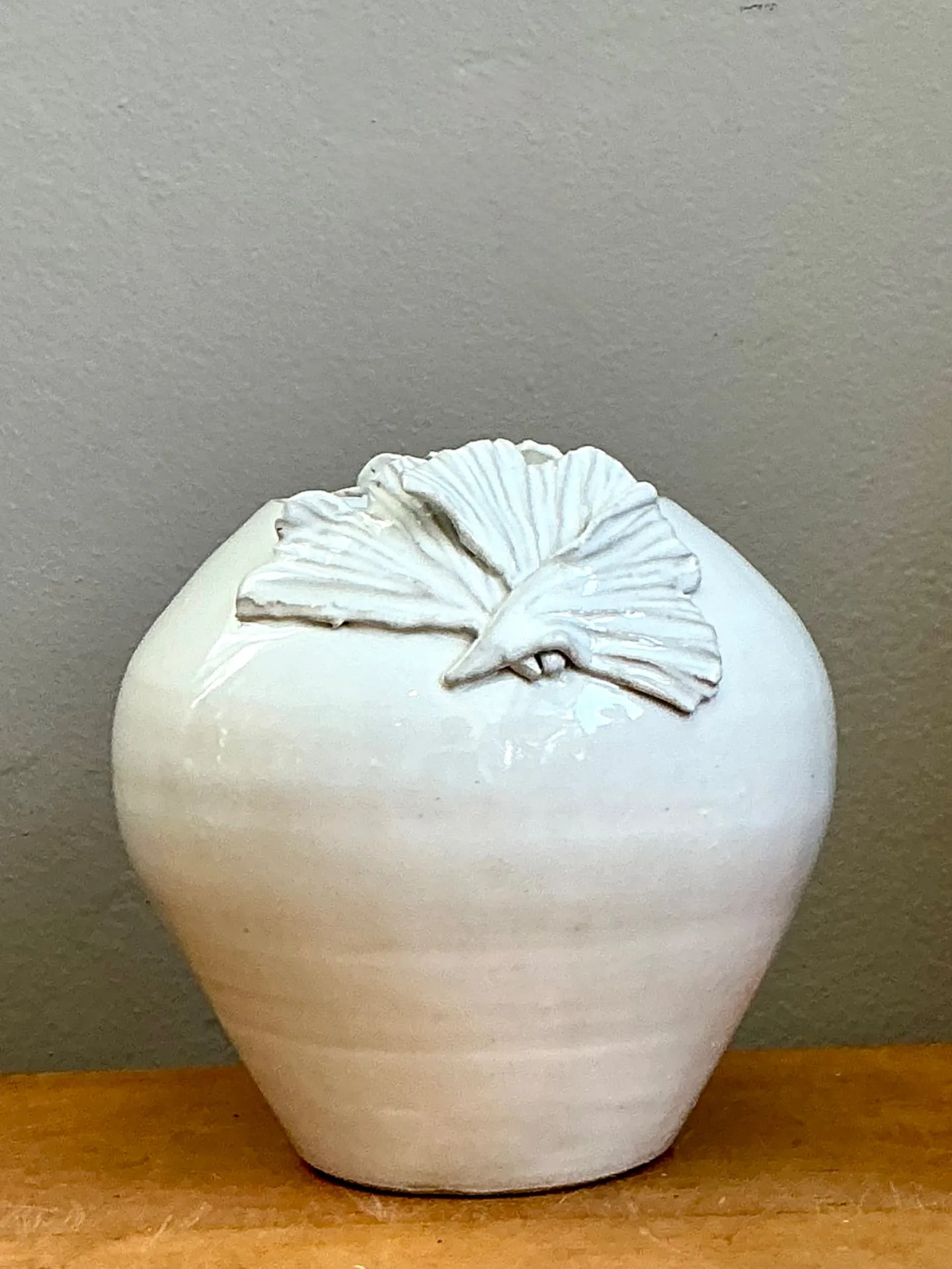 Vintage Kass O'Brien White Ceramic Vase with Ginko Leaf Motif — additional photo 6