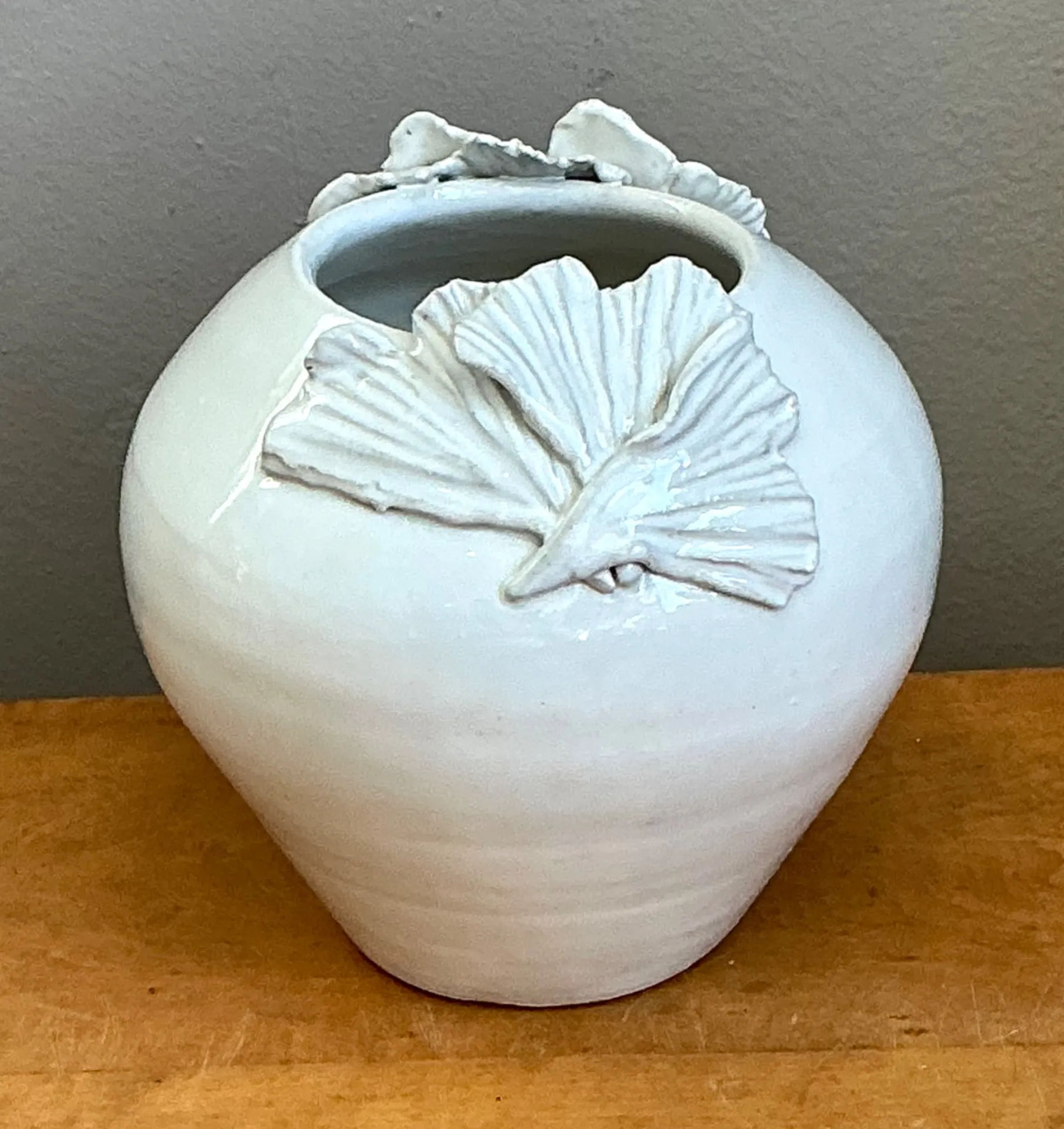 Vintage Kass O'Brien White Ceramic Vase with Ginko Leaf Motif — additional photo 4