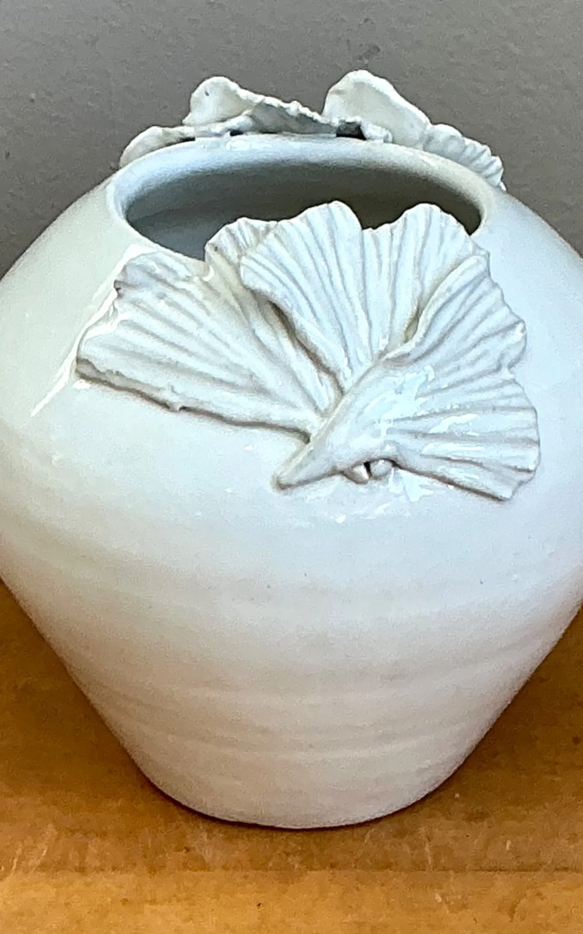 Vintage Kass O'Brien White Ceramic Vase with Ginko Leaf Motif — additional photo 2