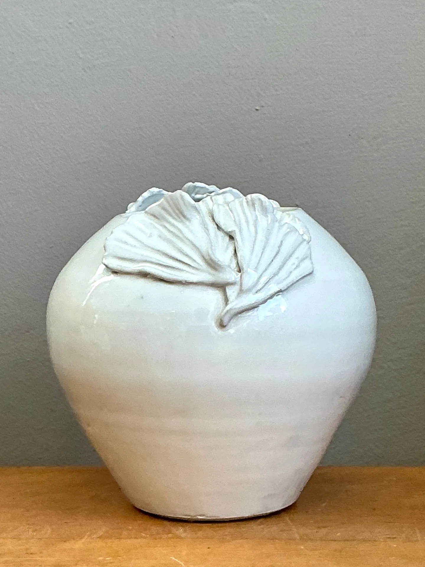 Vintage Kass O'Brien White Ceramic Vase with Ginko Leaf Motif — additional photo 5
