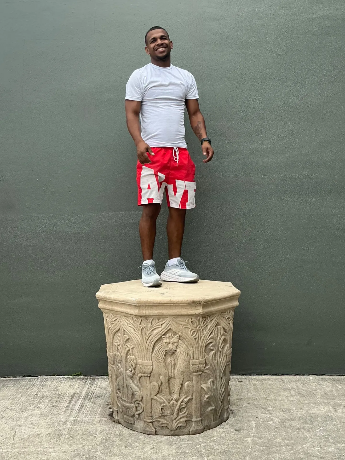 Vintage Cast Stone Lions Head Table Pedestal — additional photo 3