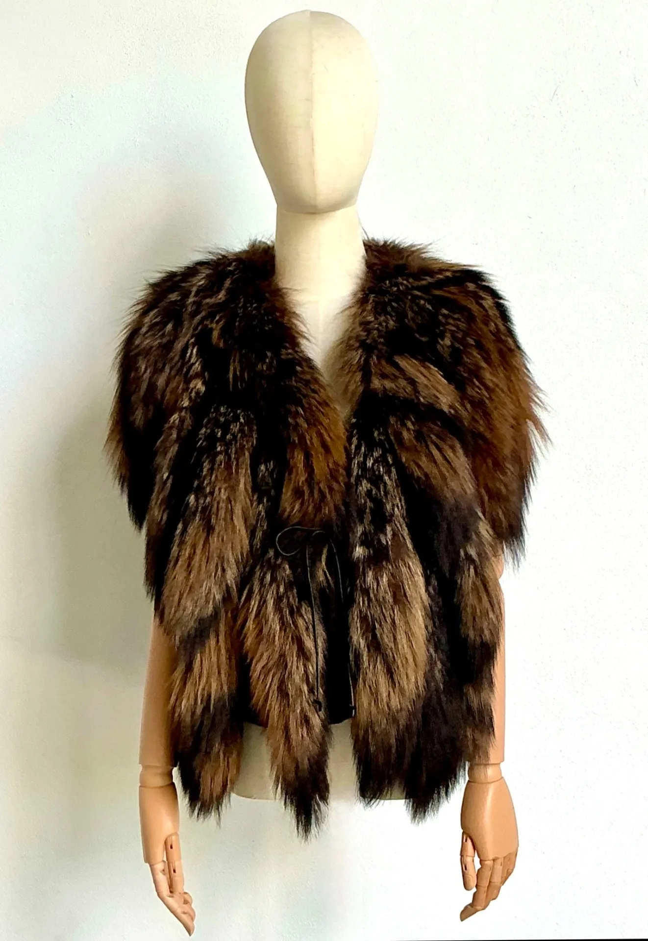 Vintage Giorgio’s Of Beverly Hills Fox Tail Fur Vest — additional photo 7
