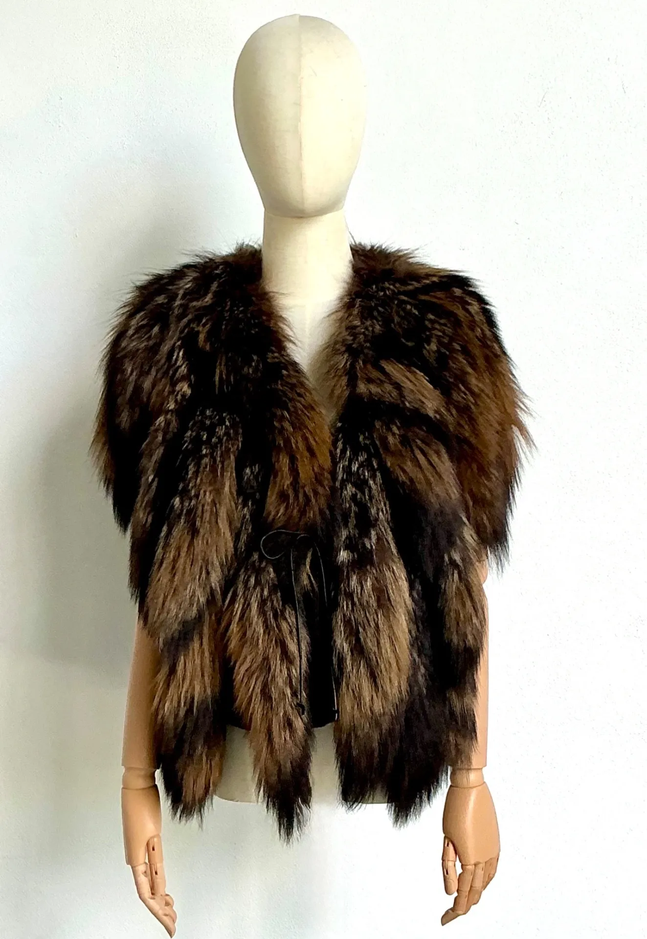 Vintage Giorgio’s Of Beverly Hills Fox Tail Fur Vest — additional photo 8