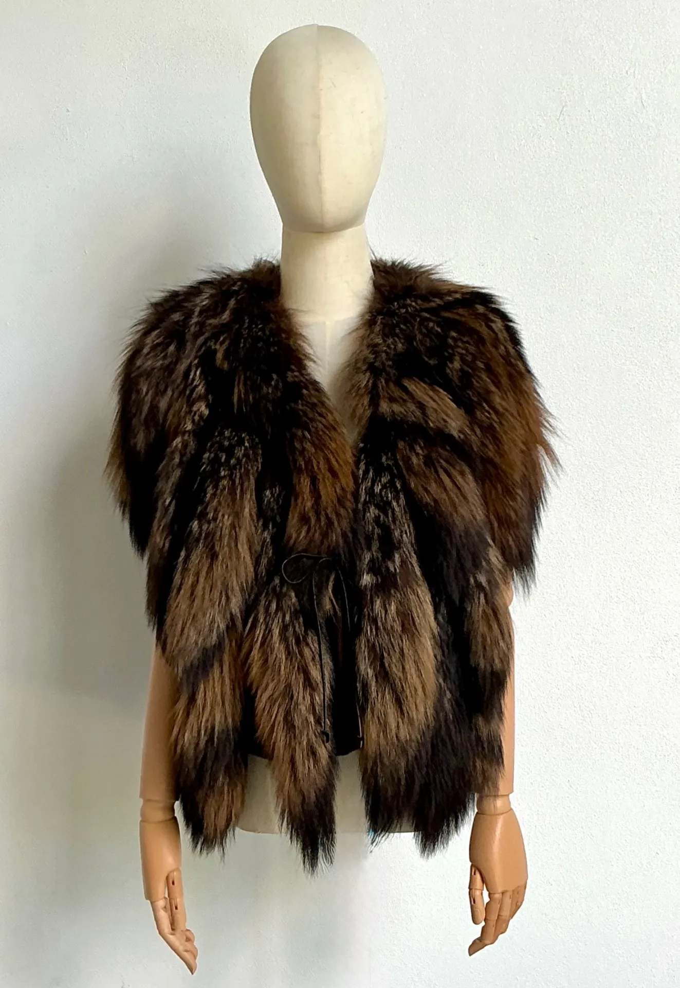 Vintage Giorgio’s Of Beverly Hills Fox Tail Fur Vest — additional photo 5