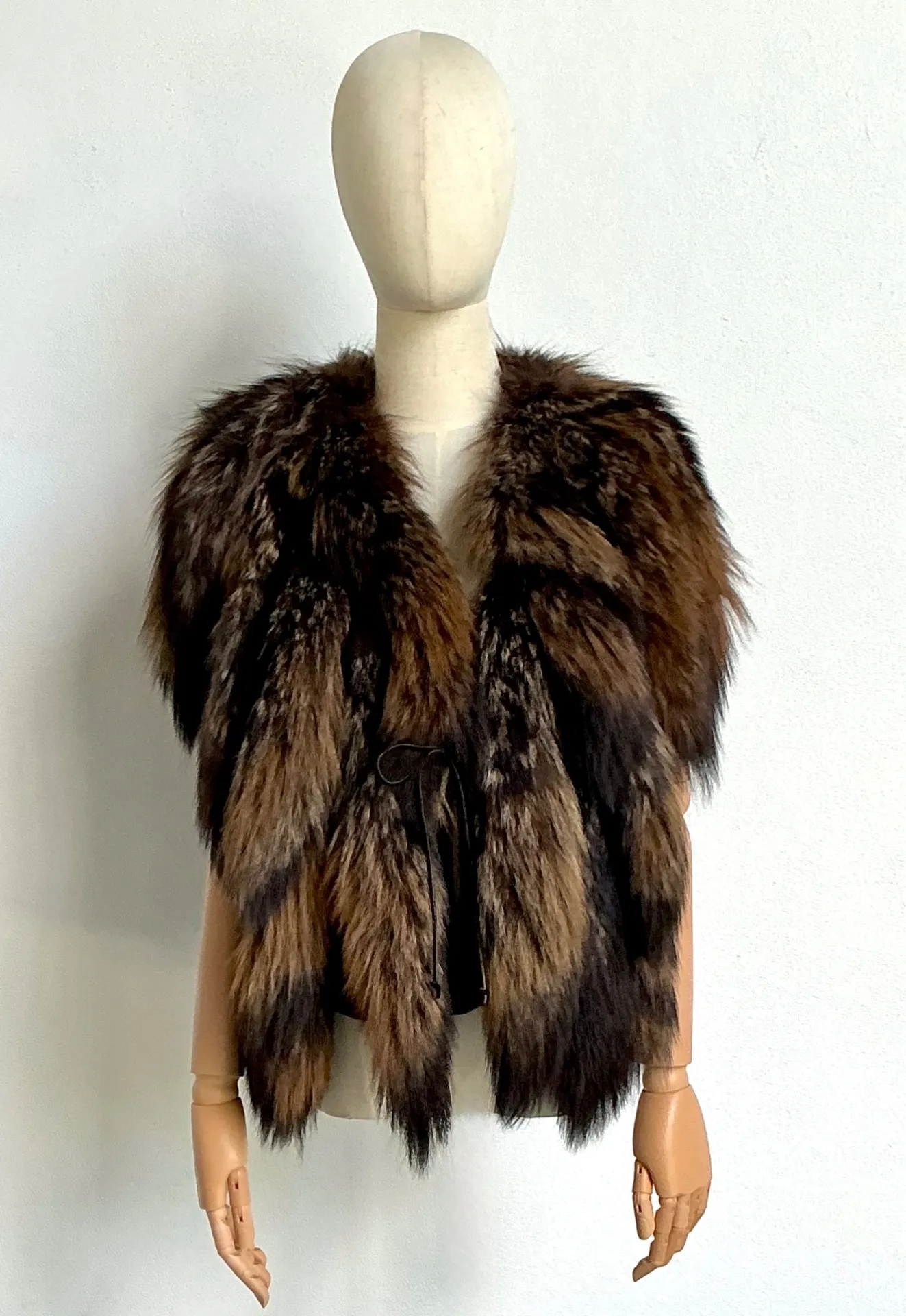 Vintage Giorgio’s Of Beverly Hills Fox Tail Fur Vest — additional photo 4