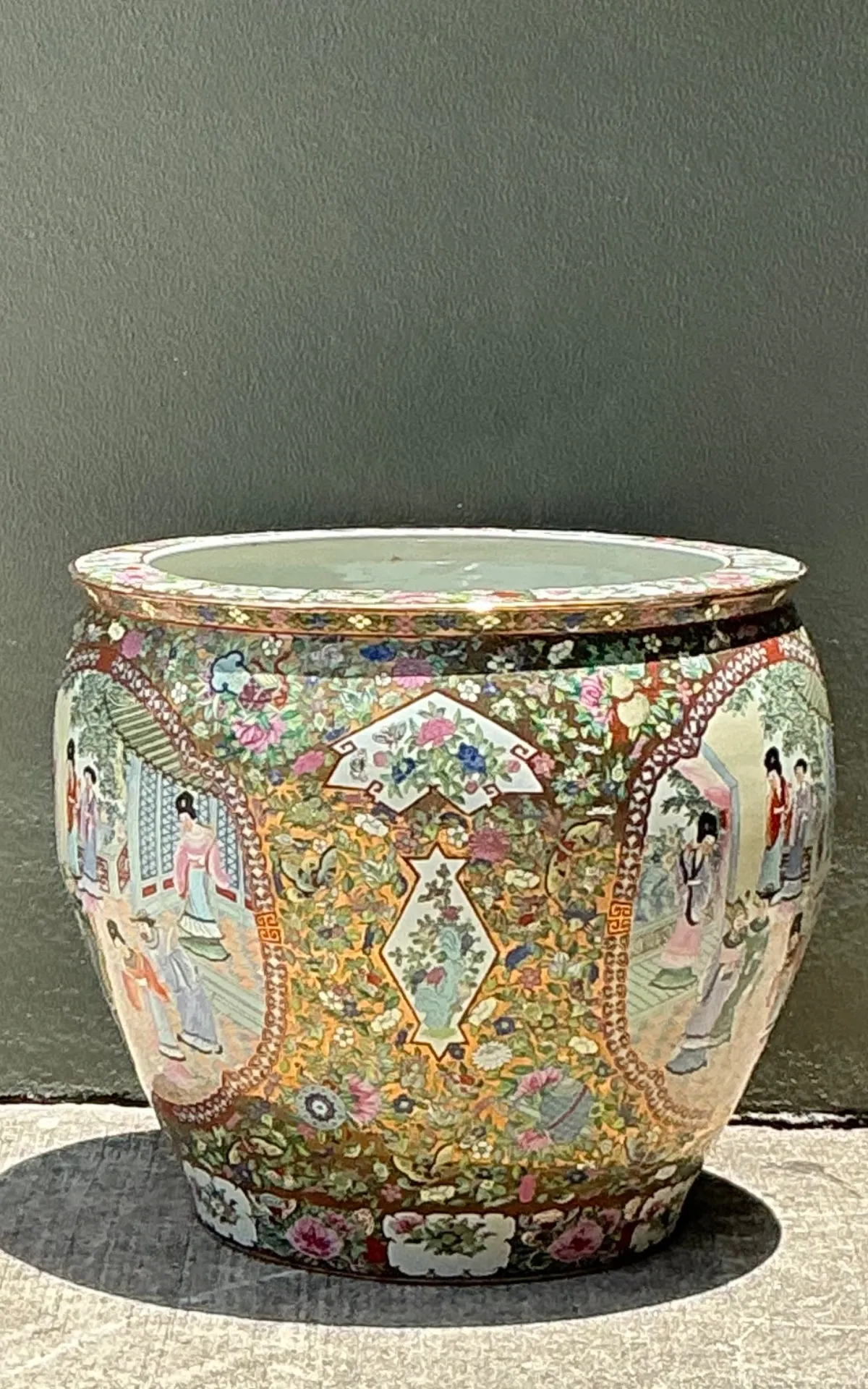 Vintage Chinese Rose Famile Large Planter - Bottom view