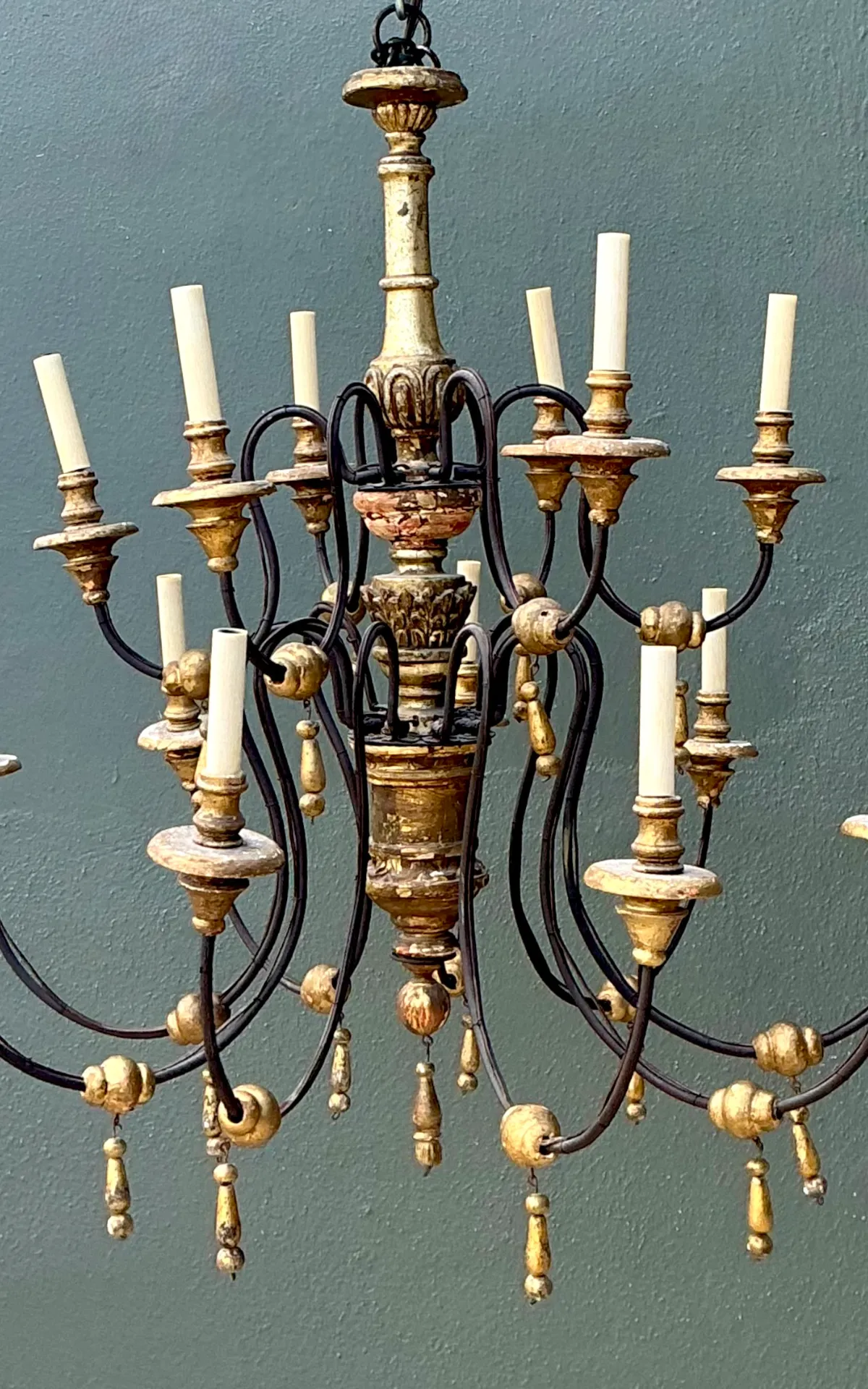 Vintage Gilt Wood and Metal Twelve-Light Chandelier — additional photo 6