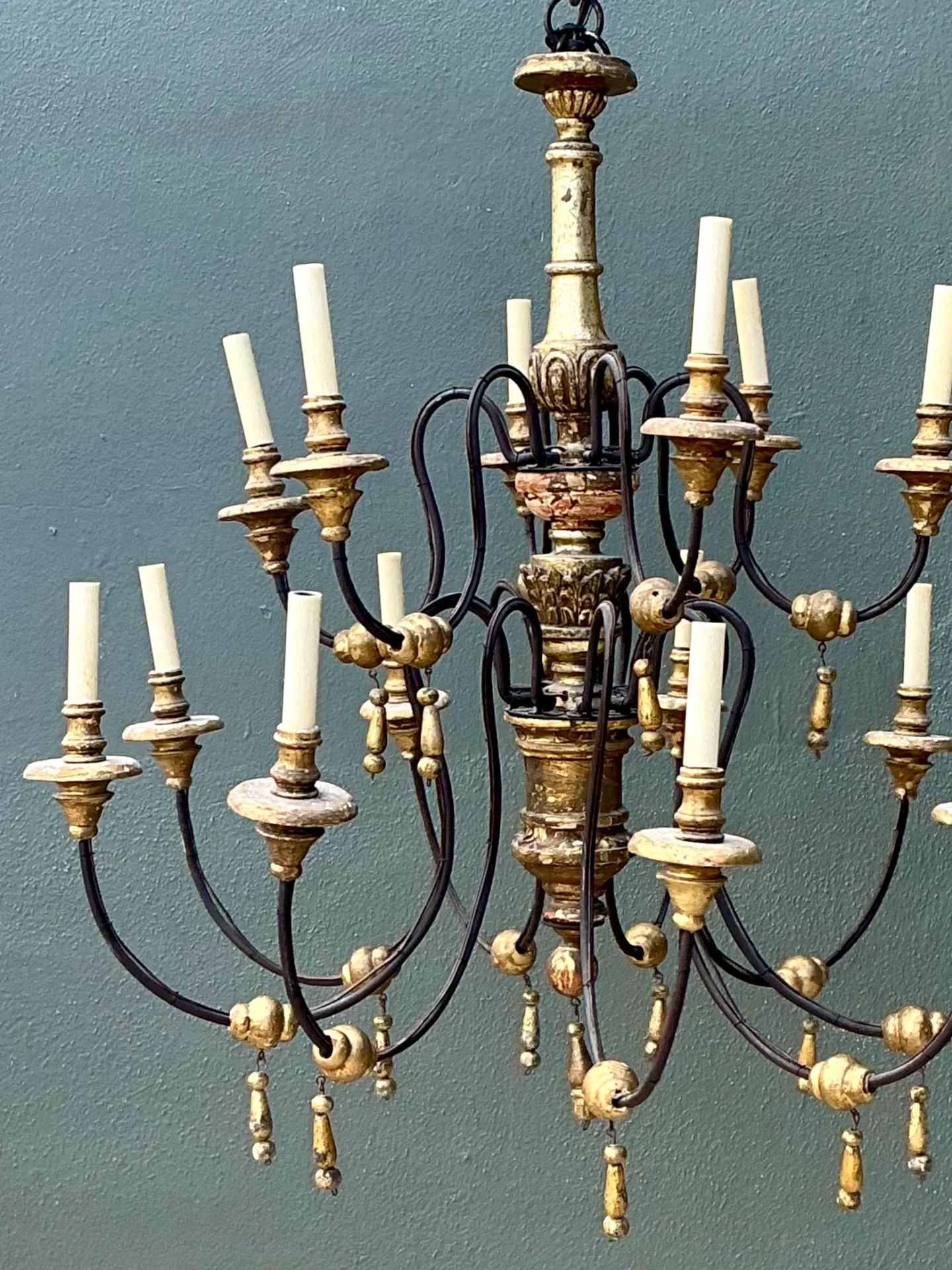 Vintage Gilt Wood and Metal Twelve-Light Chandelier — additional photo 4