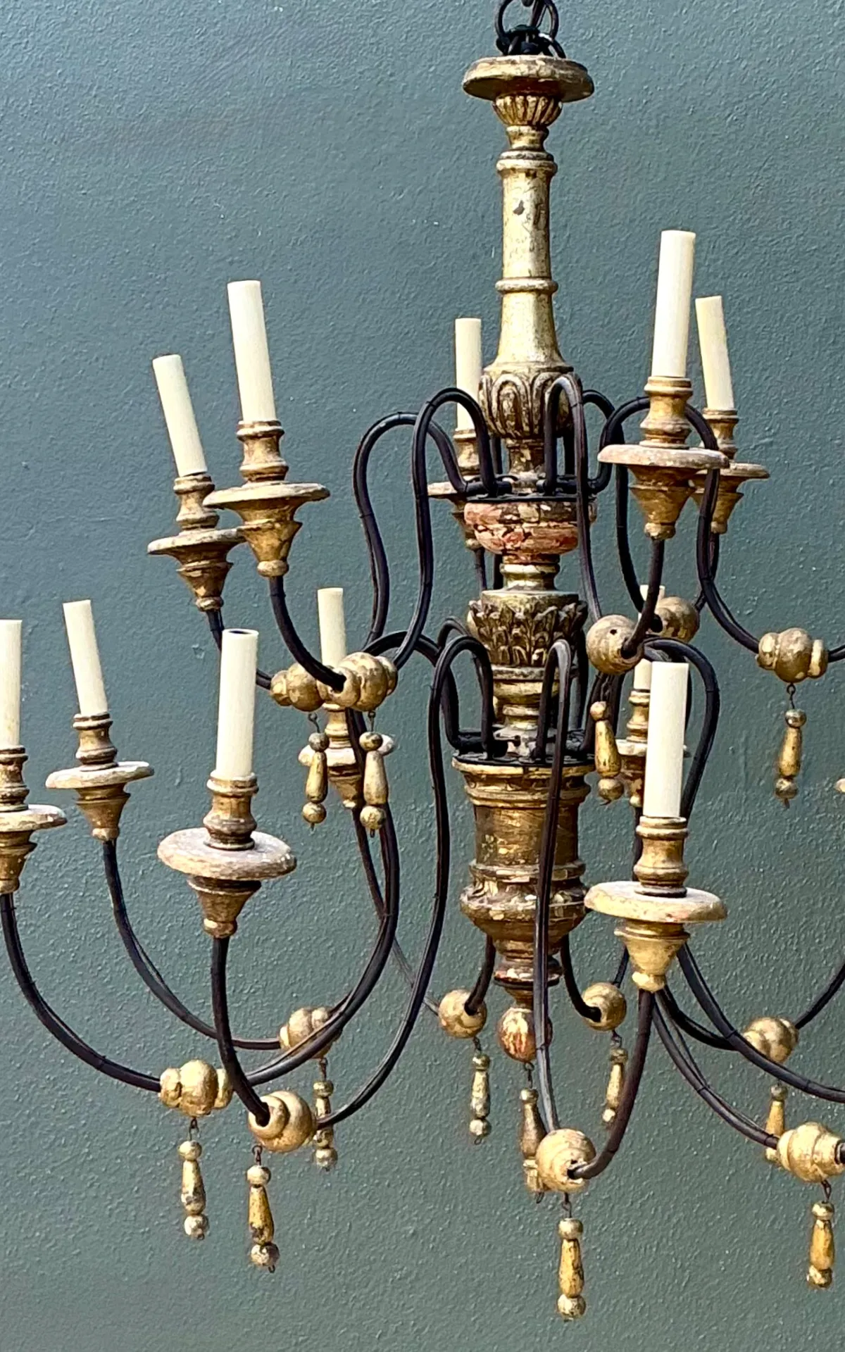 Vintage Gilt Wood and Metal Twelve-Light Chandelier — additional photo 4