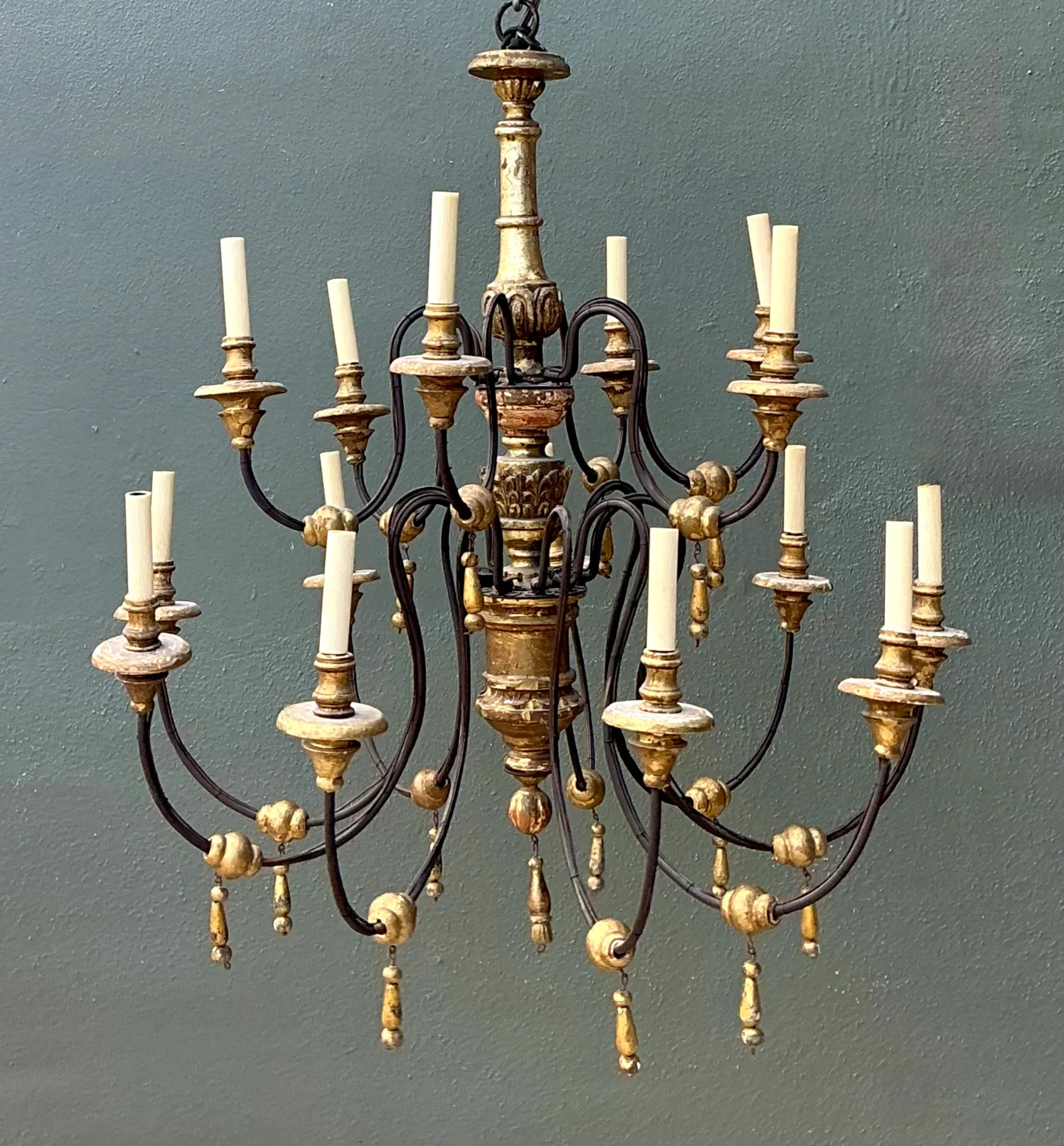 Vintage Gilt Wood and Metal Twelve-Light Chandelier — additional photo 8