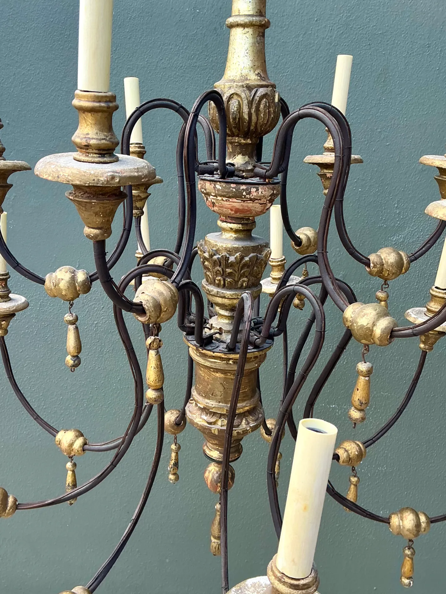 Vintage Gilt Wood and Metal Twelve-Light Chandelier — additional photo 5