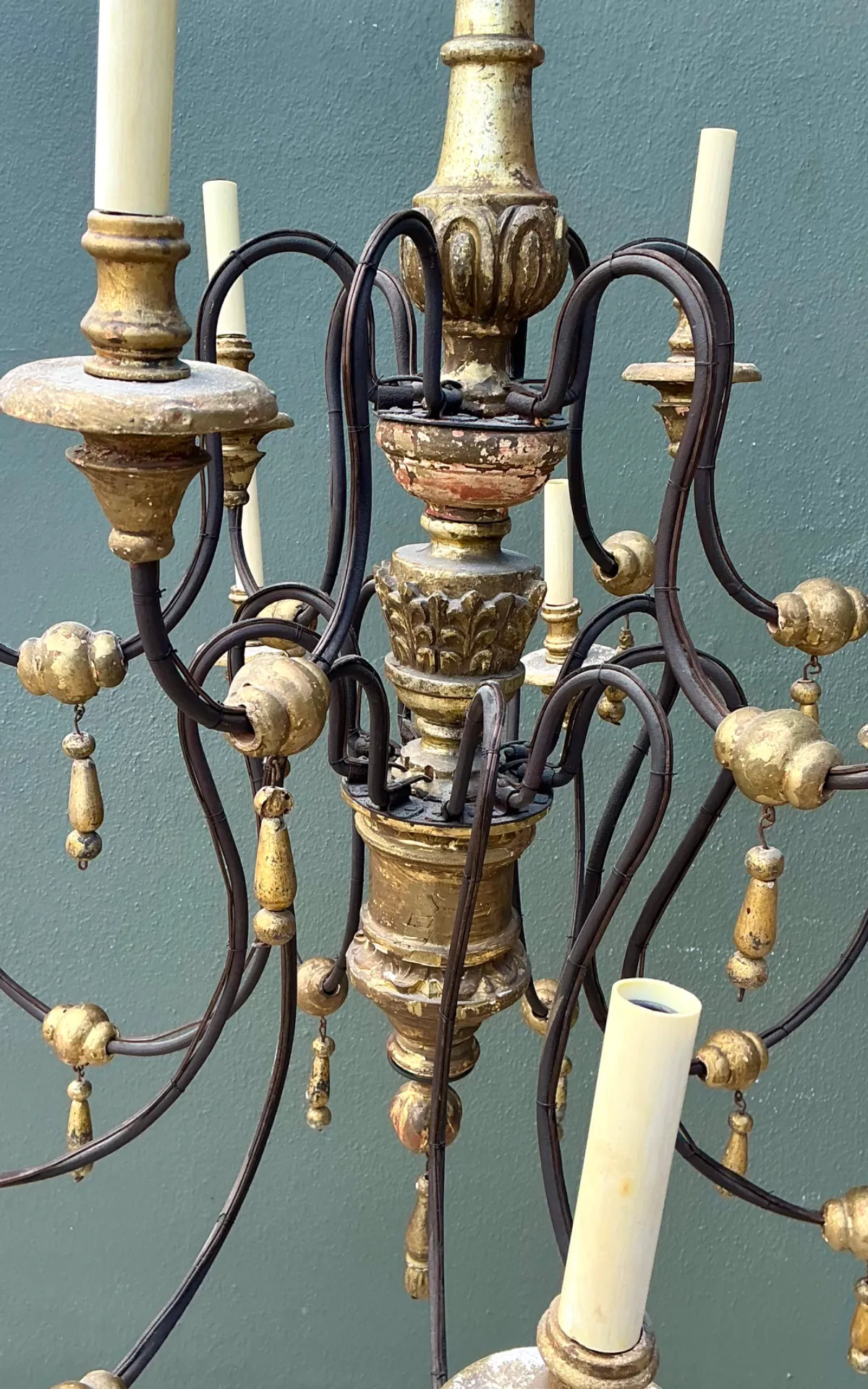 Vintage Gilt Wood and Metal Twelve-Light Chandelier — additional photo 5