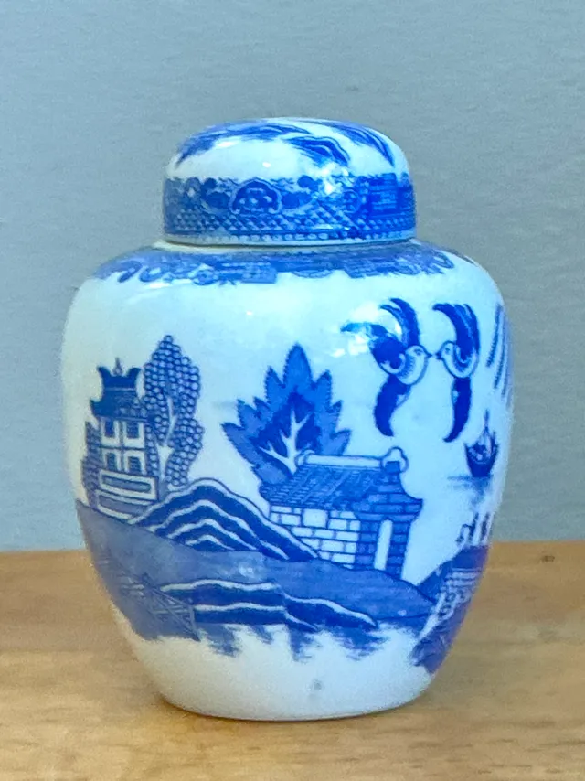 Vintage Chinese Blue and White Ceramic Jar — additional photo 4