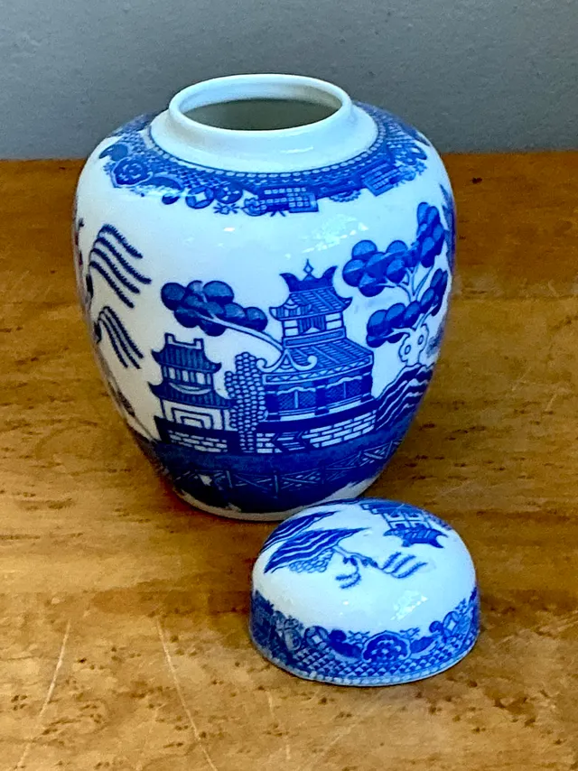 Vintage Chinese Blue and White Ceramic Jar — additional photo 3