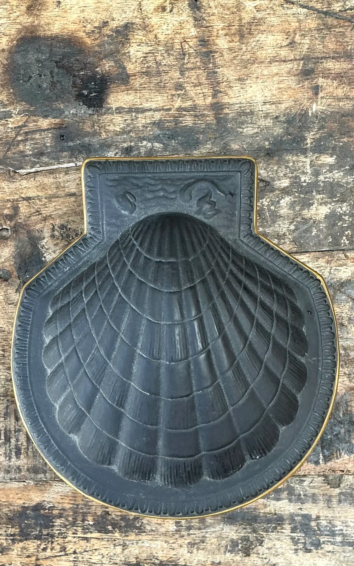Vintage Italian Black Porcelain Shell Box — additional photo 2