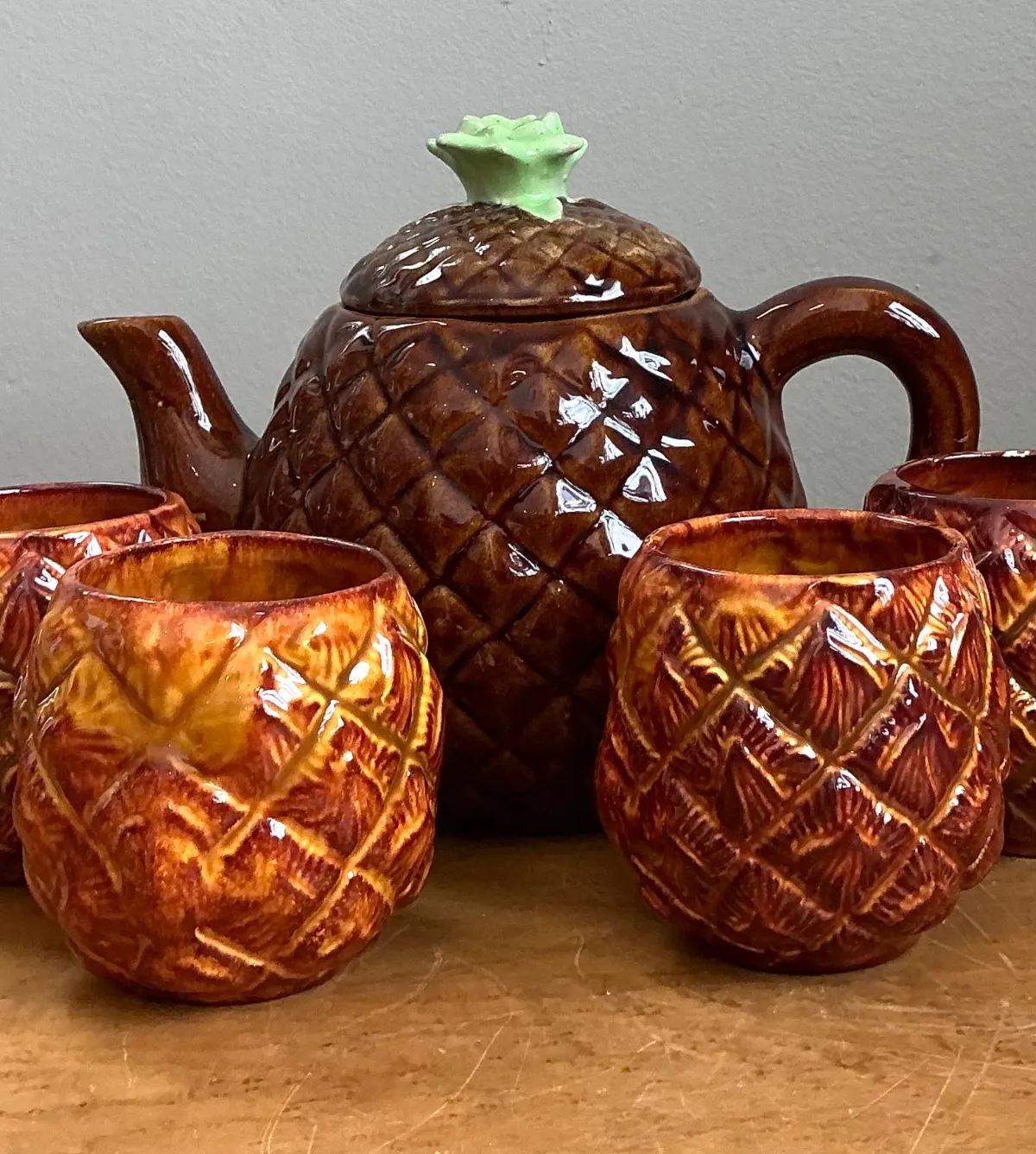 Vintage Pineapple Ceramic Teapot and Mugs Set - Interior view