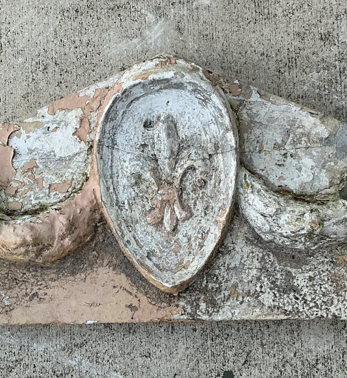 Vintage Cement Fleur-de-Lis Architectural Fragment — additional photo 4