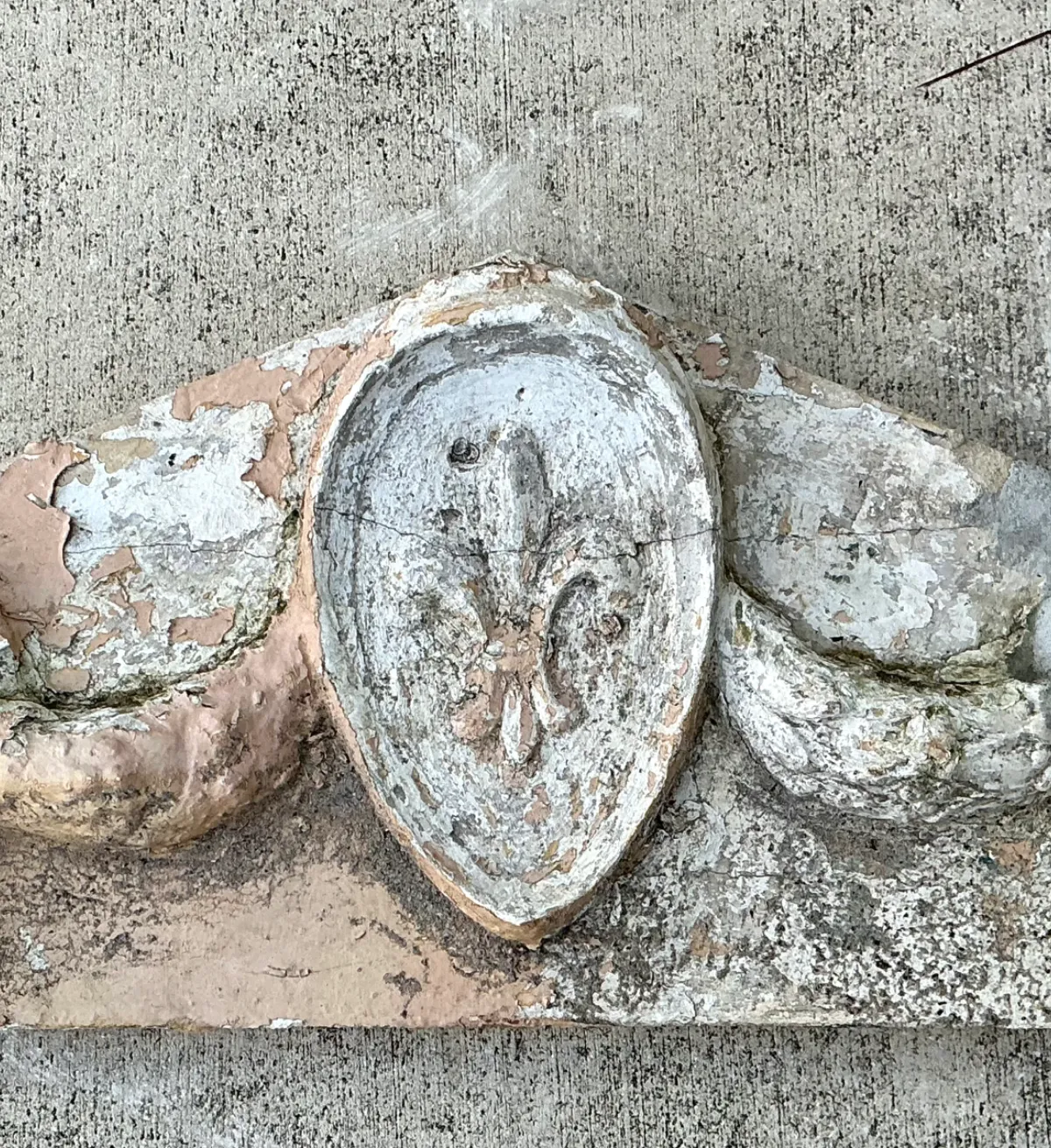 Vintage Cement Fleur-de-Lis Architectural Fragment — additional photo 5