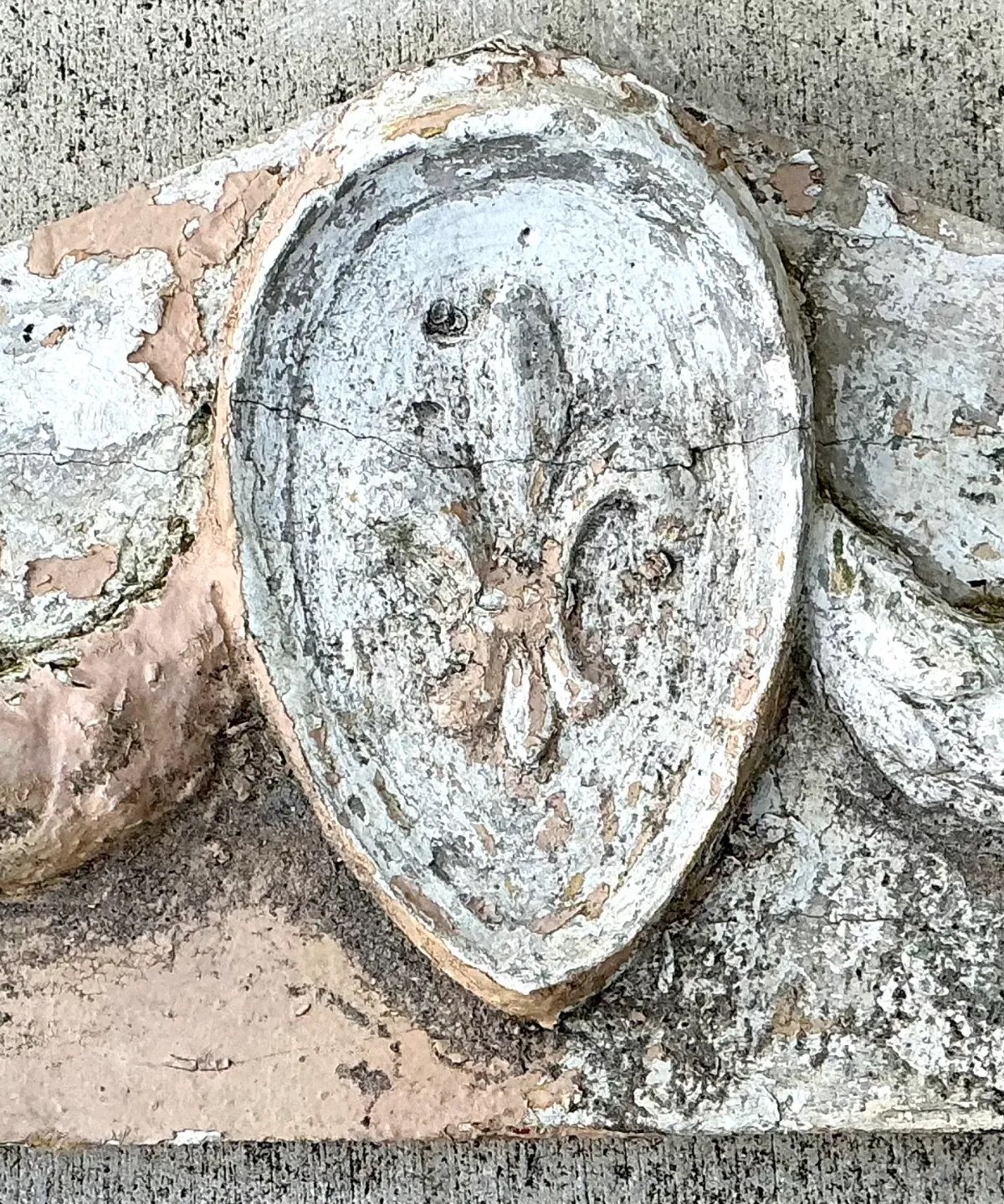 Vintage Cement Fleur-de-Lis Architectural Fragment — additional photo 3