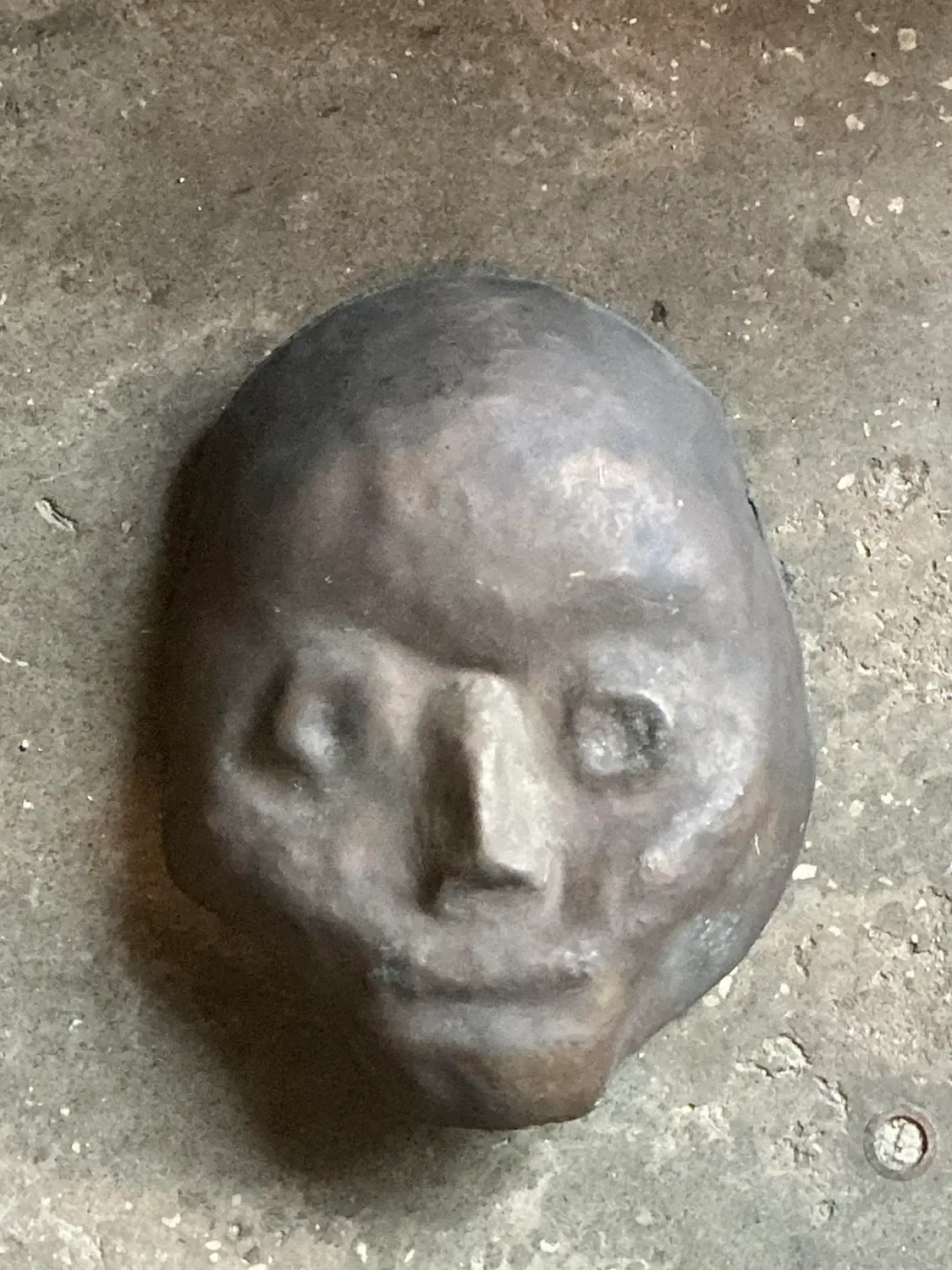 Vintage Hammered Z Bronze Death Mask Wall Sculpture — additional photo 3