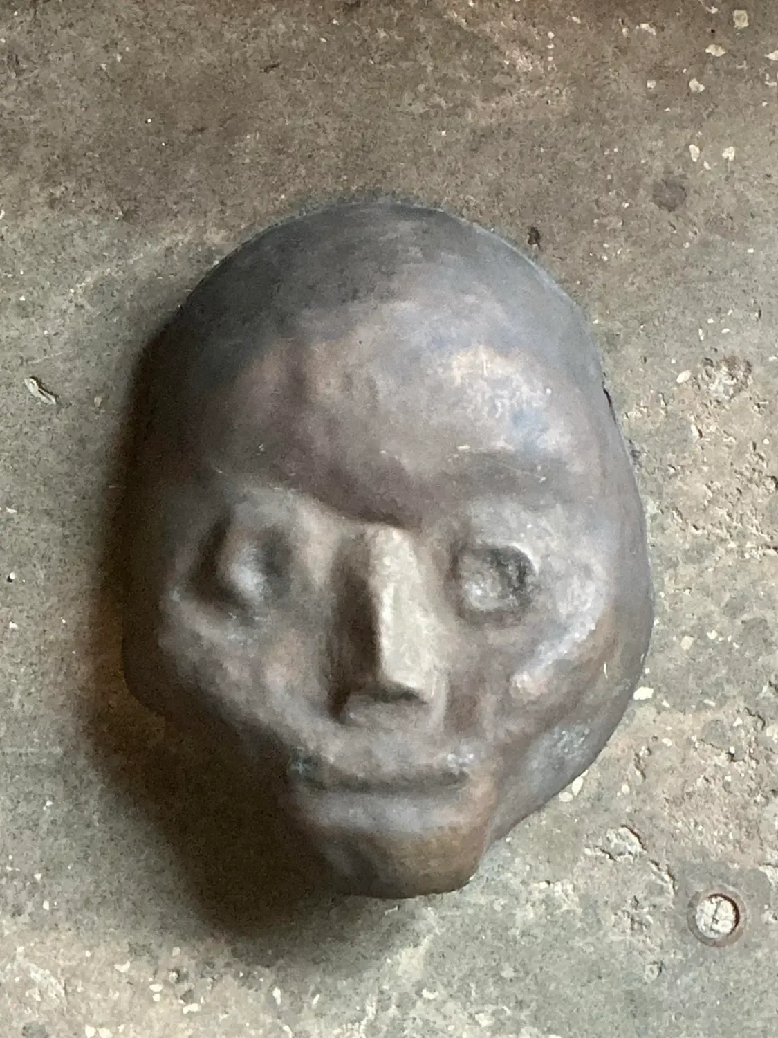 Vintage Hammered Z Bronze Death Mask Wall Sculpture — additional photo 5
