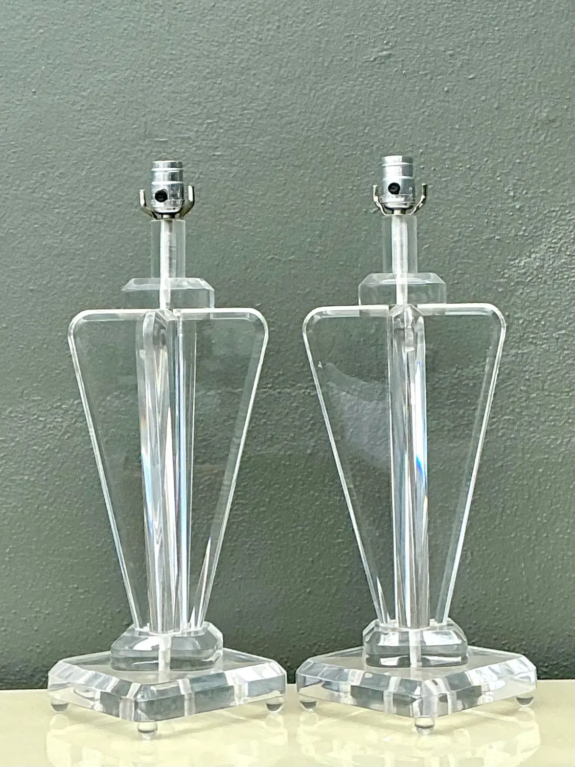 Vintage Lucite Paddle Lamps - A Pair — additional photo 3