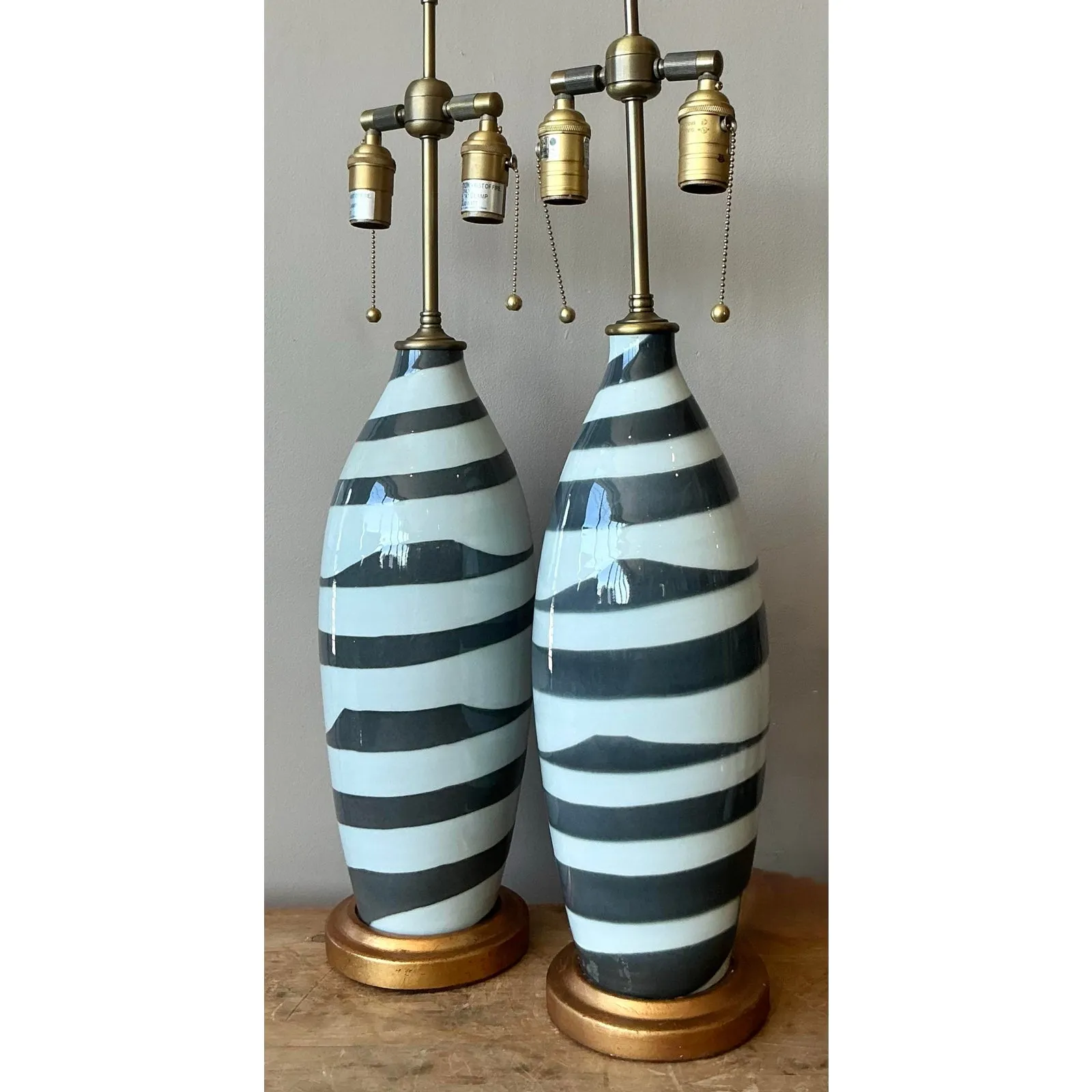 Vintage Regency Bunny Williams Glazed Ceramic Lamps - A Pair — additional photo 2