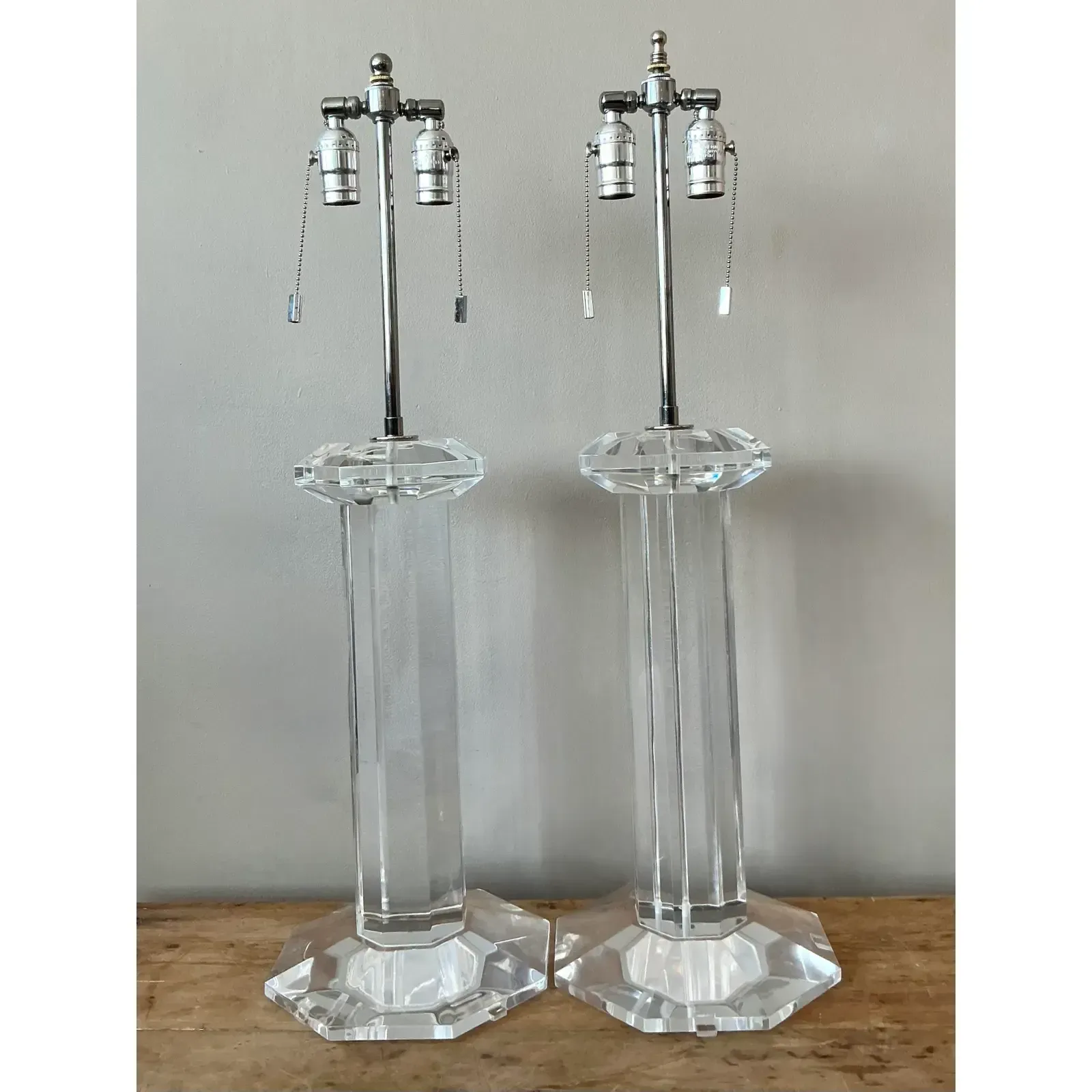 Vintage Regency Lucite Column Lamps - A Pair — additional photo 3