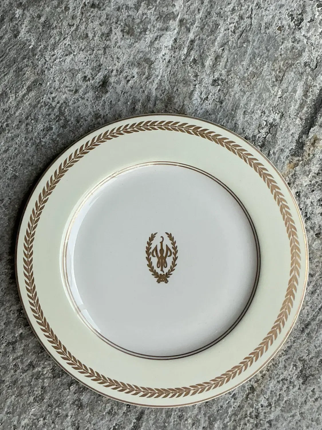 Vintage Regncy Homer Laughlin “Williamsburg Inn” Laurel Leaf China - Set of 12 — additional photo 4