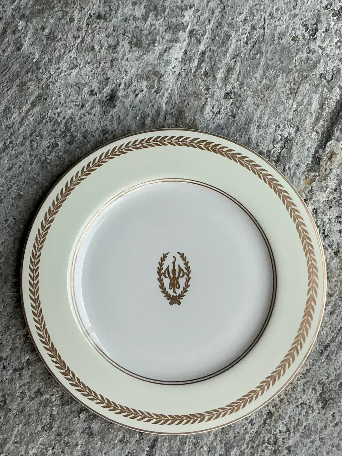 Vintage Regncy Homer Laughlin “Williamsburg Inn” Laurel Leaf China - Set of 12 — additional photo 5