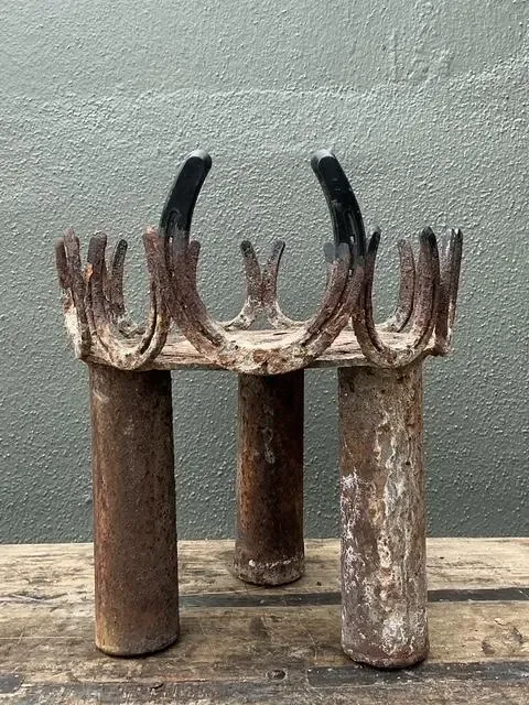 Vintage Rusty Horseshoe Plant Stand — additional photo 4