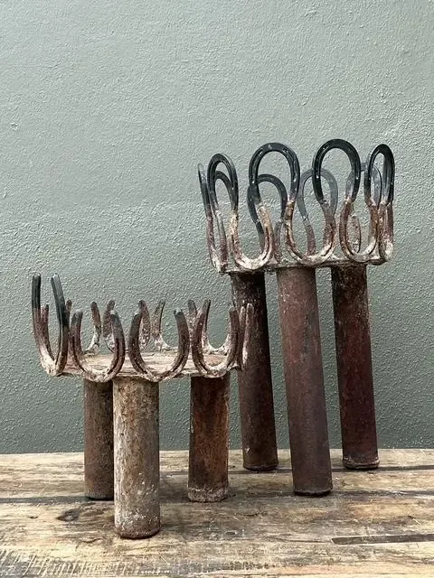 Vintage Rusty Horseshoe Tall Plant Stand — additional photo 7